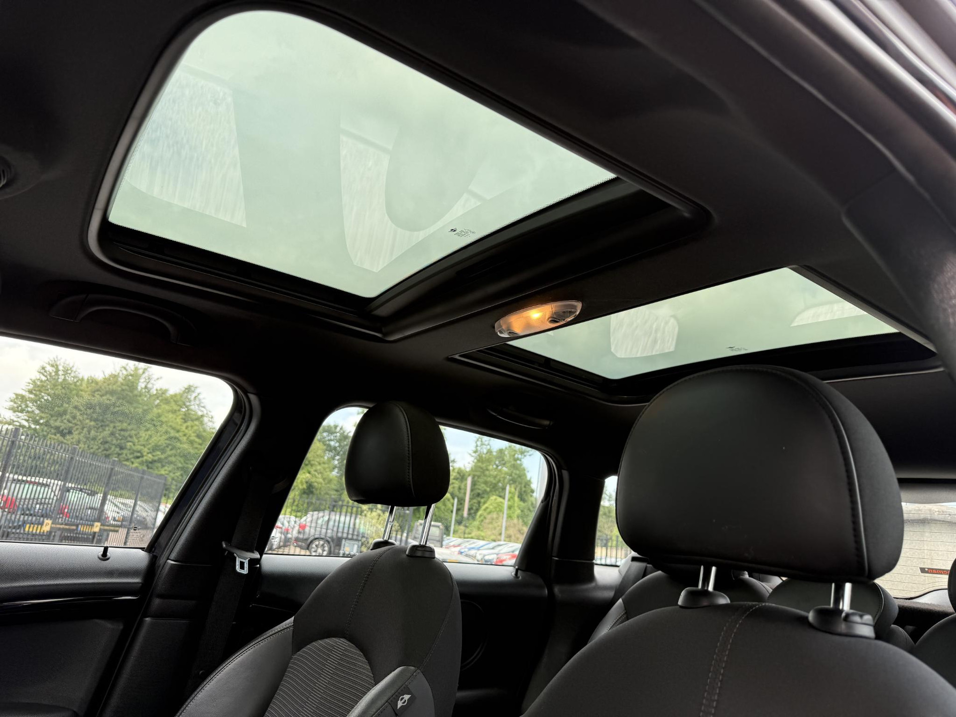 MINI Countryman 1.6 One Business Line Carplay,Pano,Navi,Pdc,Airco,Cruise,Lm velgen,6 Bak,98pk,Apk tot 03-2027