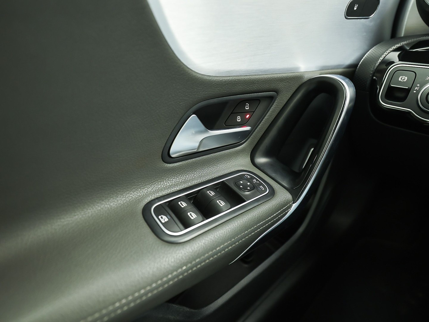 Mercedes-Benz CLA-Klasse 200 AMG Sport 163Pk Automaat (PANORAMADAK, GROOT NAVI, LEDER, CAMERA, SPORTSTOELEN, GETINT GLAS, STOELVERWARMING, NIEUWSTAAT)