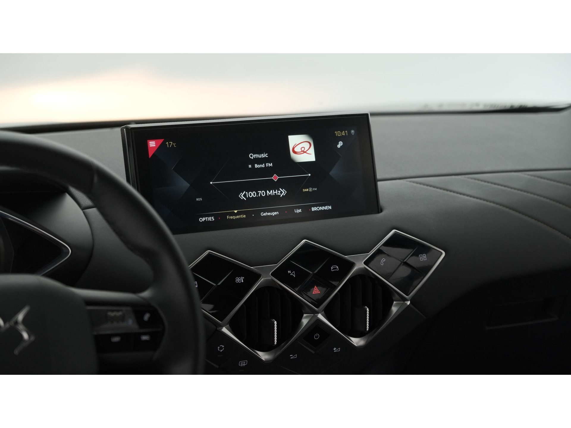 DS 3 Crossback PureTech 100 Montmartre | Parkeersensoren | Apple Carplay | Allseason Banden | Navigatie | Climate Control