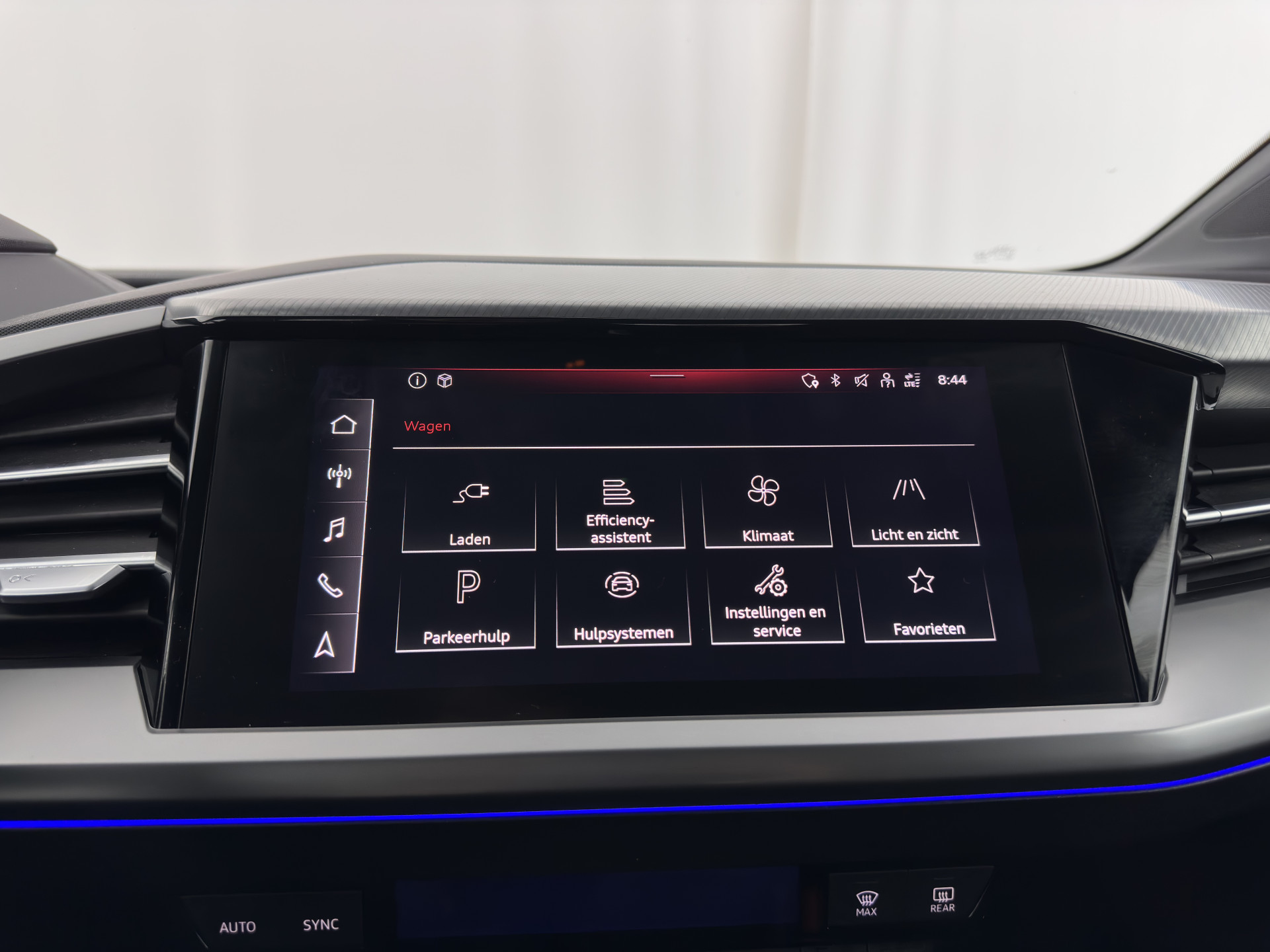 Audi Q4 e-tron 40 Launch Edition Advanced 77 kWh [ 3-Fase ] {SOH-88%} (INCL-BTW) *MATRIX-LED | NAVI-FULLMAP | KEYLESS | CAMERA | DIGI-COCKPIT | DAB | AMBIENT-LIGHT | HEATED-SPORTSEATS | TOWBAR | 19''ALU*