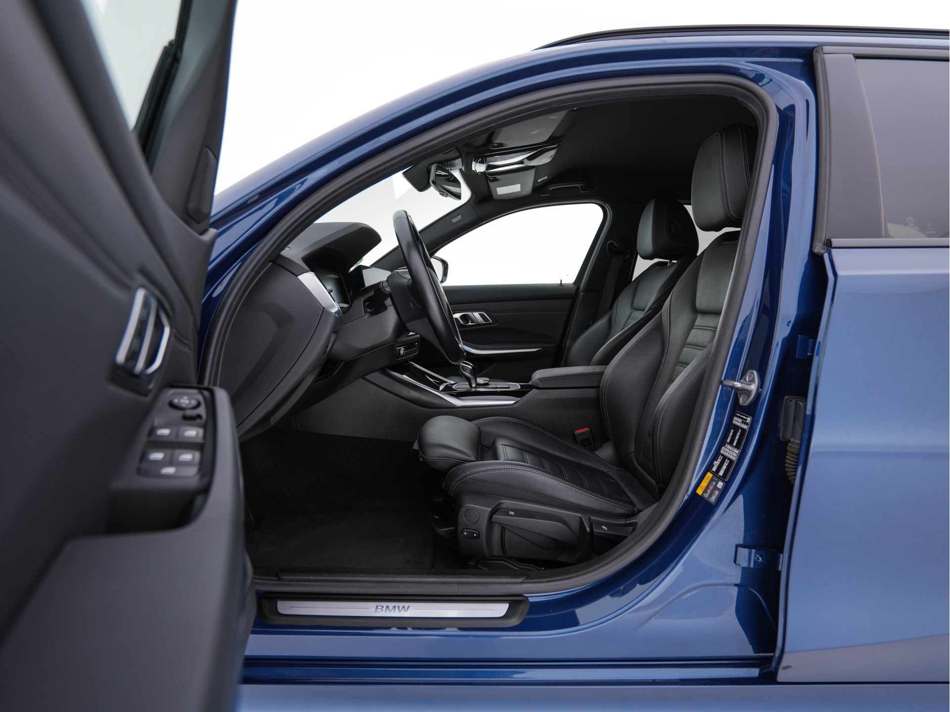 BMW 3-serie Touring 320e Business Edition Plus [Plug-In] (INCL-BTW) Aut. *LEATHER | FULL-LED | HEATED-SPORTSEATS | DIGI-COCKPIT | HIFI-SOUND | NAVI-FULLMAP | PRIVACYGLASS | PDC | AMBIENTLIGHT | DAB | KEYLESS | TOWBAR | 17"ALU* *