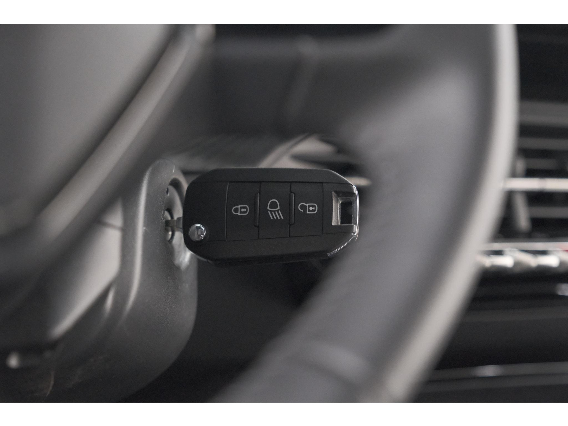 Peugeot 2008 Hybrid 136 e-DCS6 Style | Apple Carplay | Parkeersensoren | Climate control