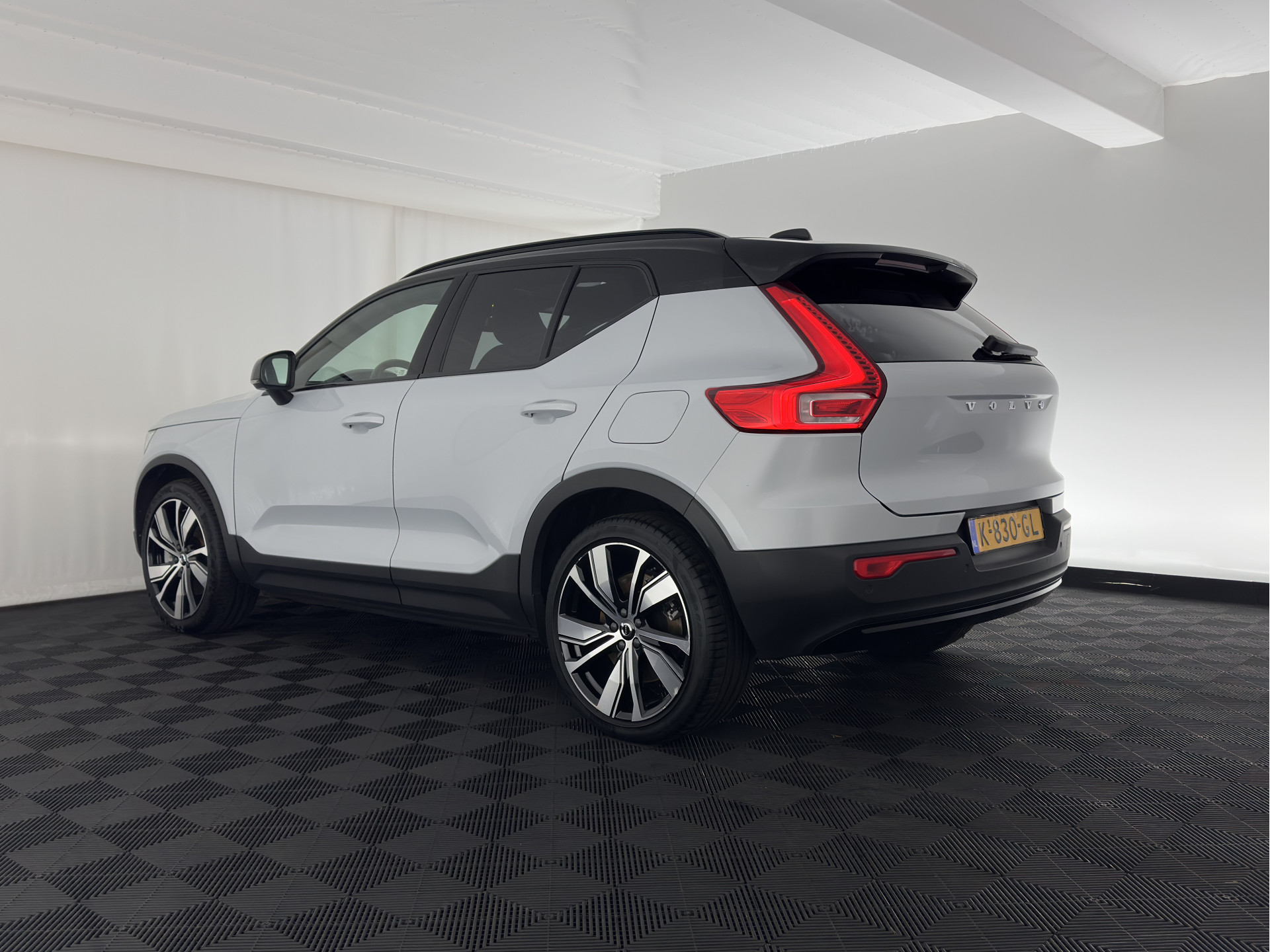 Volvo XC40 Recharge P8 AWD R-Design [ 3-Fase ] {SOH-89%} (INCL-BTW) *PANO | LEATHER-MICROFIBRE | DIGI-COCKPIT | FULL-LED | NAVI-FULLMAP | ECC | CARPLAY | PDC | KEYLESS | HEATED-SPORTSEATS | BLIS | PRIVACY-GLASS | 20"ALU*