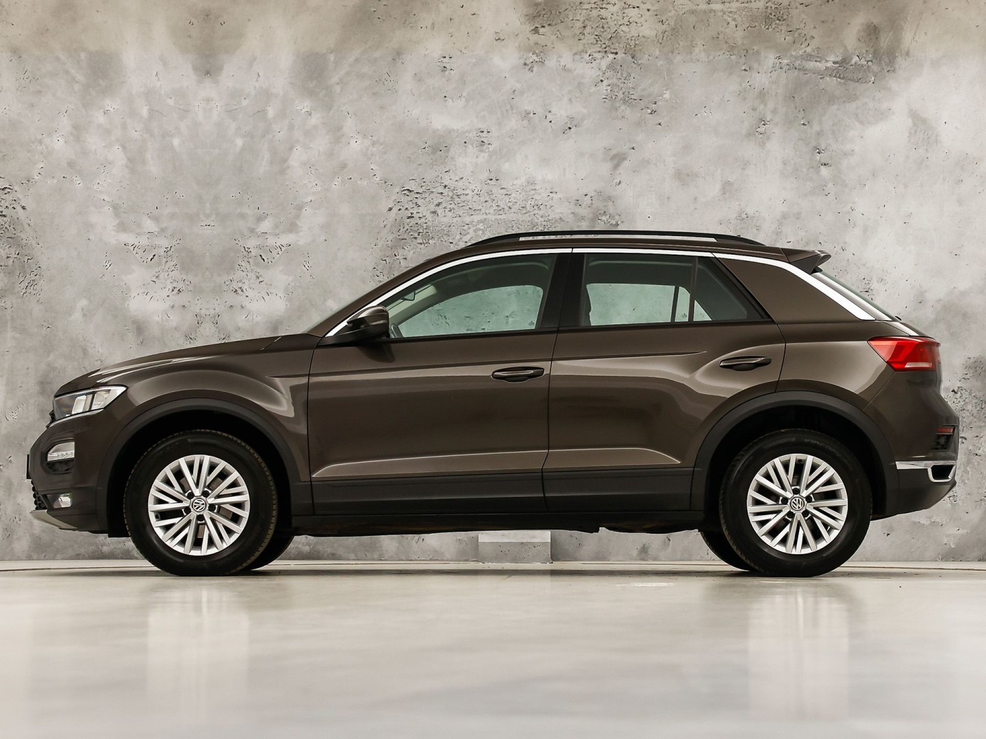 Volkswagen T-Roc 1.5 TSI Sport 150Pk (APPLE CARPLAY, GROOT NAVI, STUUR/STOELVERWARMING, CAMERA, SPORTSTOELEN, ADAPTIVE CRUISE, CLIMATE, NIEUWE APK, NIEUWSTAAT)