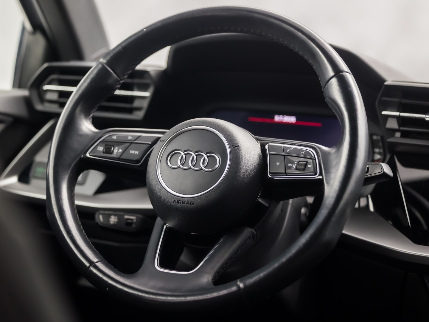 Audi A3 Sportback 30 TFSI Sport (APPLE CARPLAY, GROOT NAVI, CAMERA, ELEK STOEL, ADAPTIVE CRUISE, STOELVERWARMING, SPORTSTOELEN, GETINT GLAS, KEYLESS START, NIEUWSTAAT)