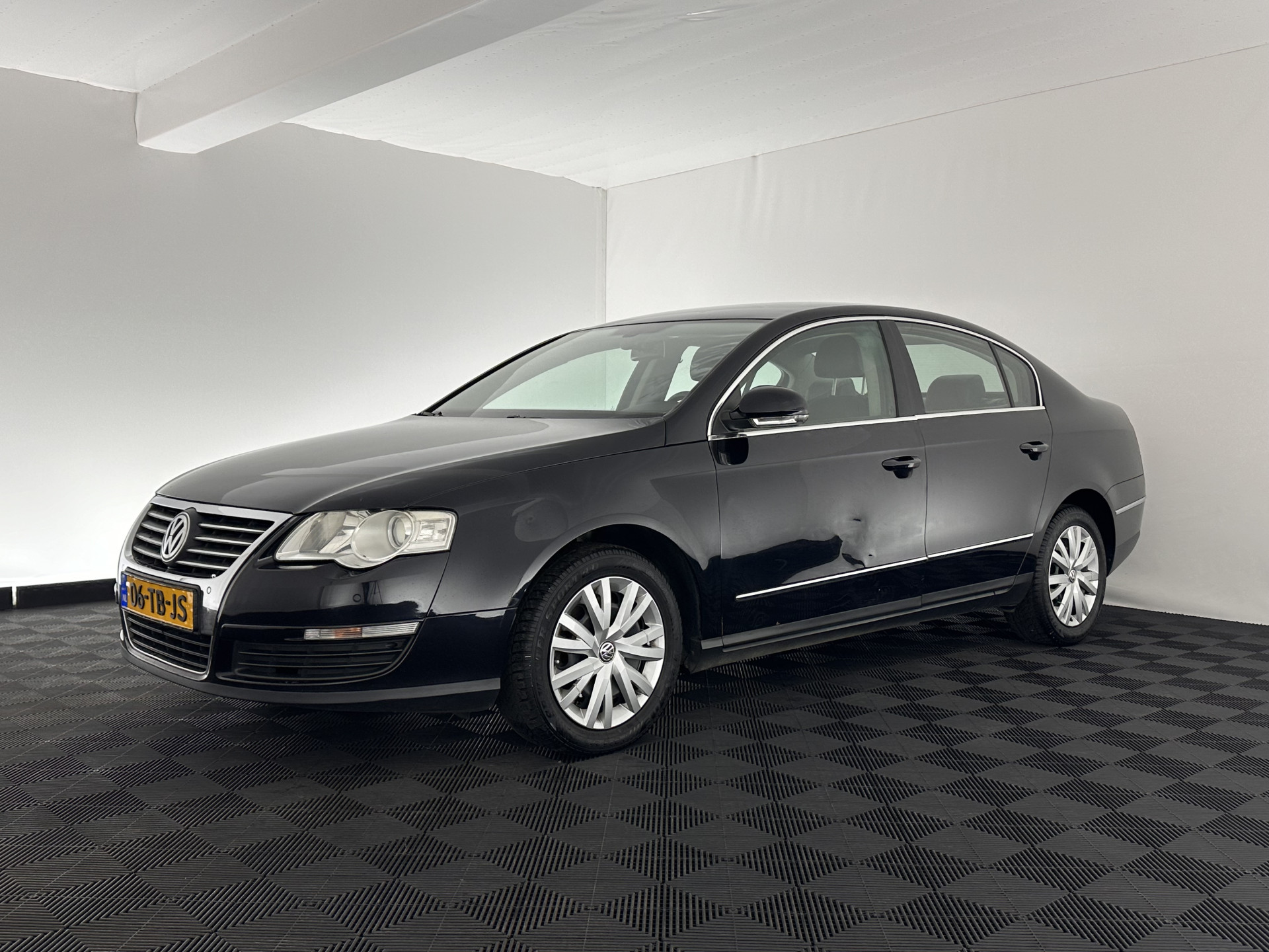 Volkswagen Passat 2.0 FSI Highline Aut. *NAVI-FULLMAP | LEATHER-ALCANTARA | SPORT-SEATS | ECC | HEATED-SEATS | PDC | CRUISE*
