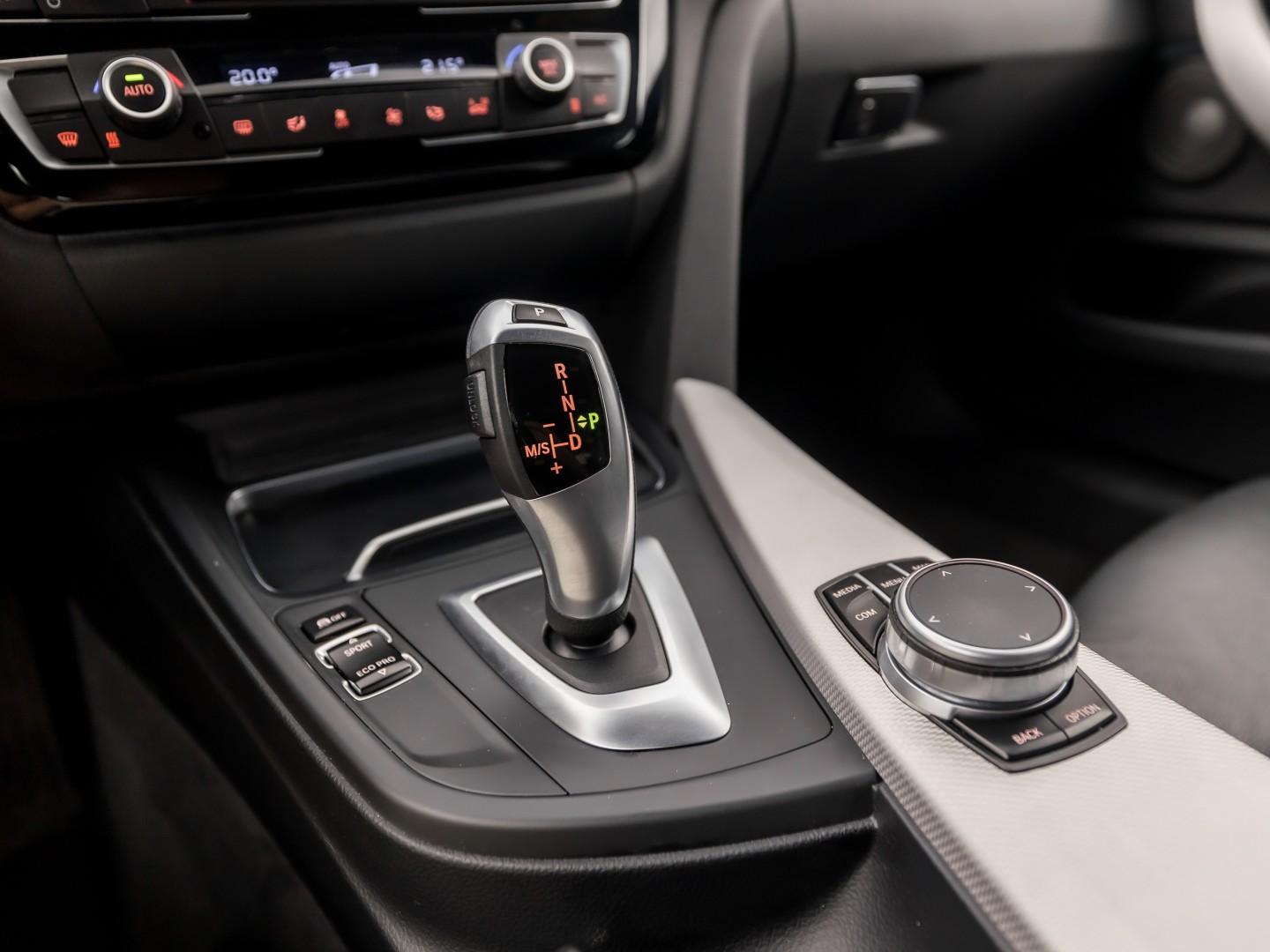 BMW 4-serie Gran Coupé 418i M Sport Automaat (SCHUIFDAK, M PAKKET, GROOT NAVI, HARMAN/KARDON, STOELVERWARMING, GETINT GLAS, SPORTSTOELEN, PARKEERSENSOREN, NIEUWE APK, NIEUWSTAAT)