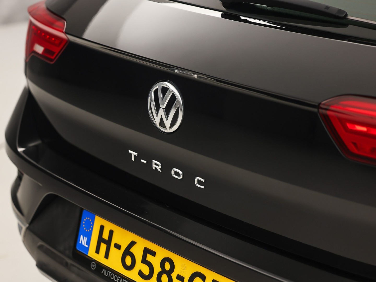 Volkswagen T-Roc 1.0 TSI Sport (APPLE CARPLAY, GROOT NAVI, CLIMATE, STOELVERWARMING, TREKHAAK, SPORTSTOELEN, PARKEERSENSOREN, ADAPTIVE CRUISE, NIEUWSTAAT)