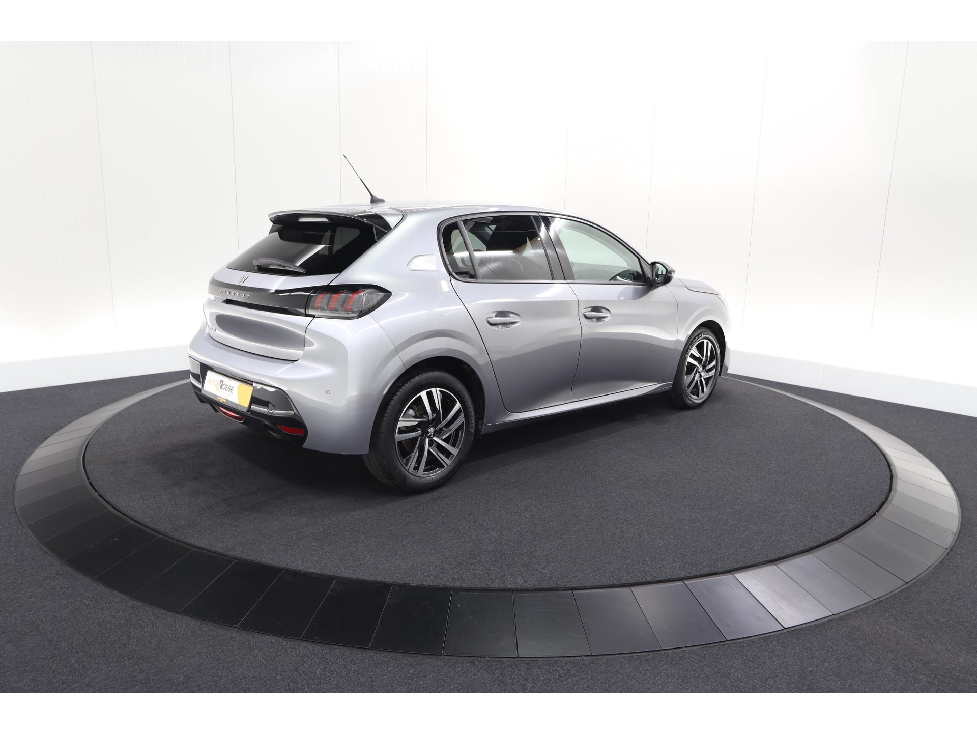 Peugeot 208 PureTech 100 Allure | Navigatie | Parkeersensoren | Apple Carplay