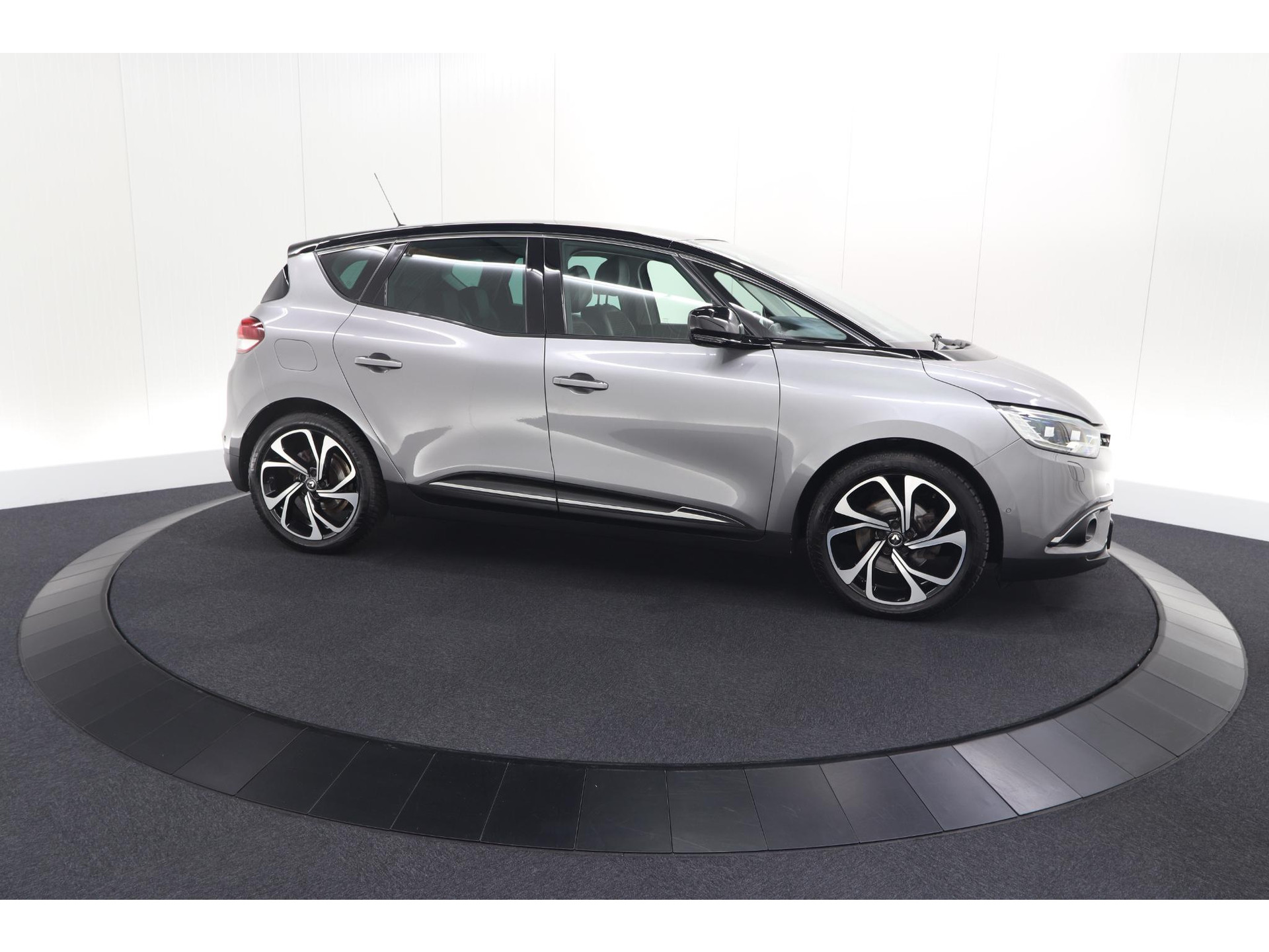 Renault Scénic 1.3 TCe 140 EDC Intens | Trekhaak | Camera | Head-Up Display | Dodehoekdetectie