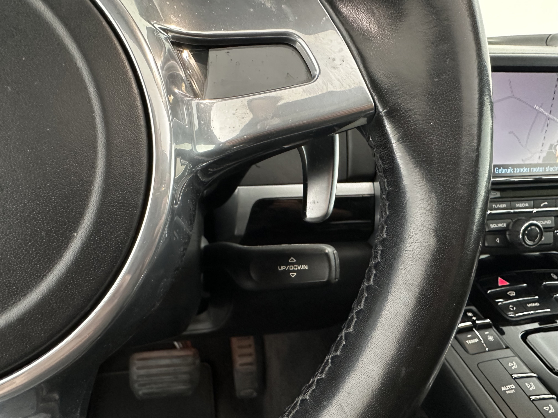 Porsche Cayenne 3.0 D Aut. *PANO | LEATHER | XENON-PLUS | SPORT-CHRONO | HEATED-COMFORTSEATS | BOSE-SOUND | MEMORY-PACK |  AIR-SUSPENSION | NAVI-FULLMAP | TOWBAR | LANE-ASSIST | SHIFT-PADDLES | 18''ALU*