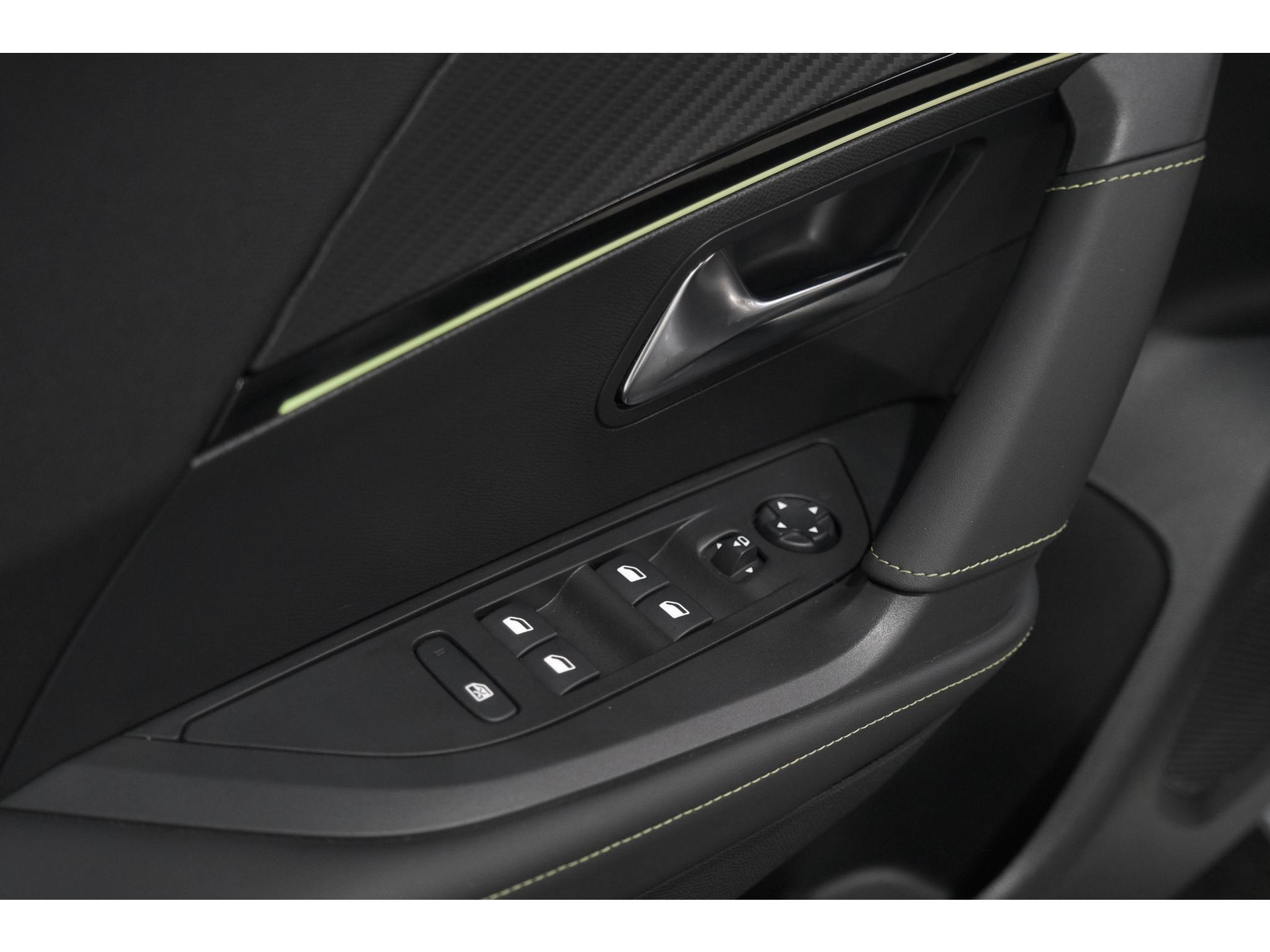 Peugeot 2008 PureTech 130 EAT8 GT | 360 Camera | Stoelmassage | Adaptieve Cruise Control | Dodehoekdetectie