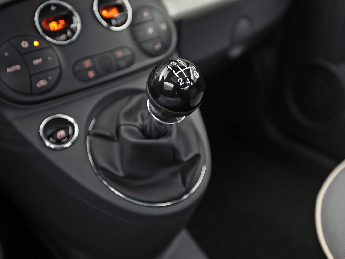 Fiat 500 0.9 TwinAir Turbo Lounge (PANORAMADAK, VIRTUAL COCKPIT, NAVIGATIE, CLIMATE, PARKEERSENSOREN, SPORTSTOELEN, CRUISE, LM VELGEN, NIEUWE APK, NIEUWSTAAT)