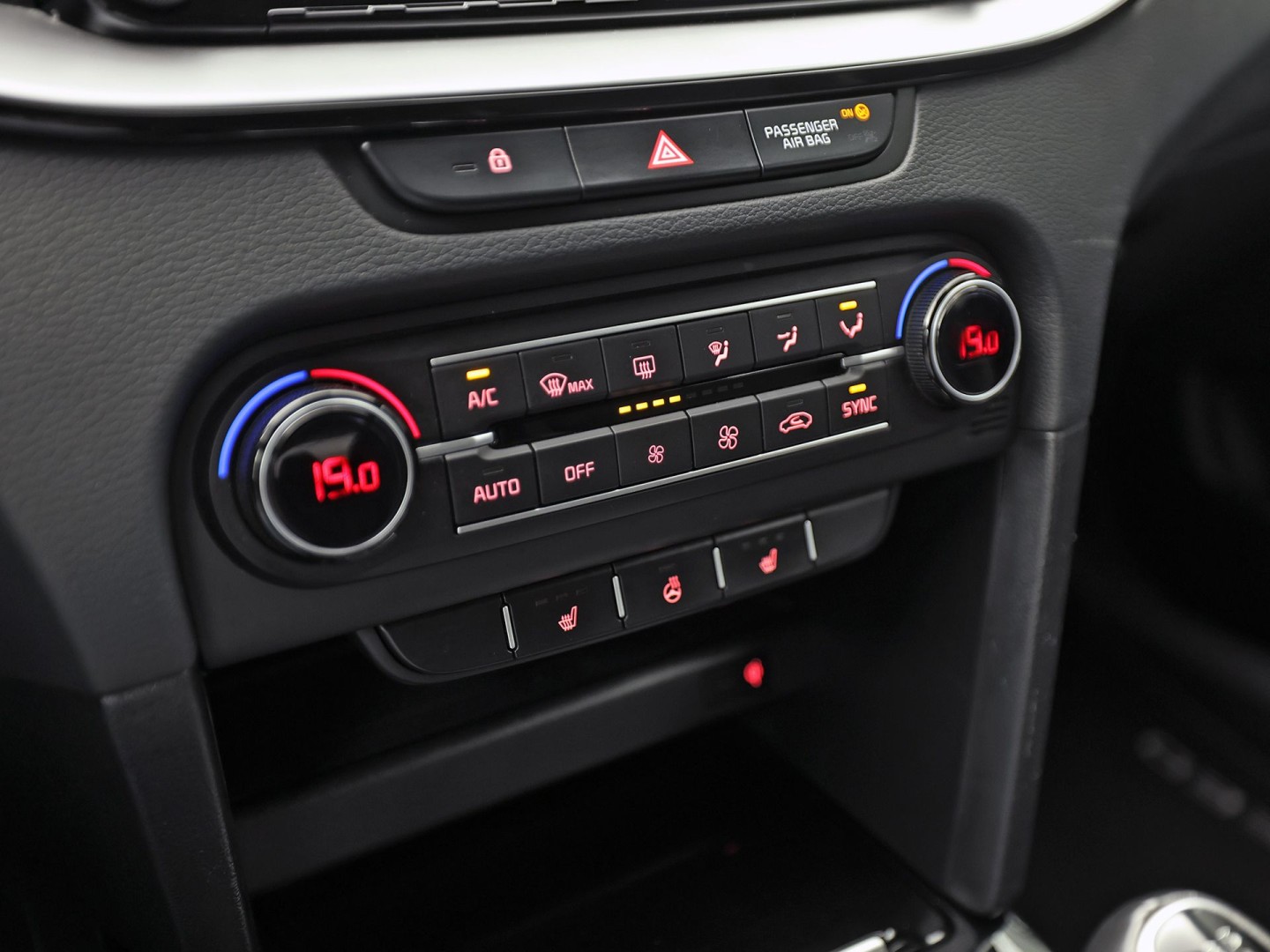 Kia Ceed 1.0 T-GDi DynamicPlusLine (APPLE CARPLAY, GROOT NAVI, STUUR/STOELVERWARMING, CAMERA, SPORTSTOELEN, TREKHAAK, GETINT GLAS, KEYLESS, NIEUWSTAAT)