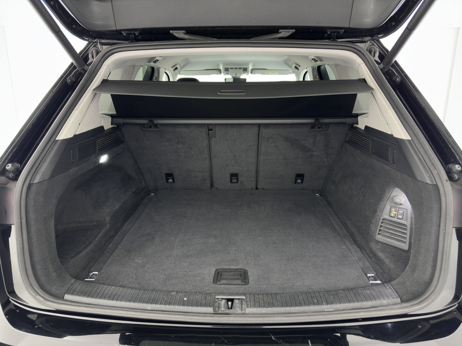 Volkswagen Touareg 3.0 TDI R-Line (INCL-BTW) Aut. *LUXURY-LEATHER | FULL-LED | BLIND-SPOT | HEATED-COMFORTSEATS | AIR-SUSPENSION | KEYLESS | CAMERA | NAVI-FULLMAP | PRIVACY-GLASS | ADAPTIVE-CRUISE |  SHIFT-PADDLES | TOWBAR*