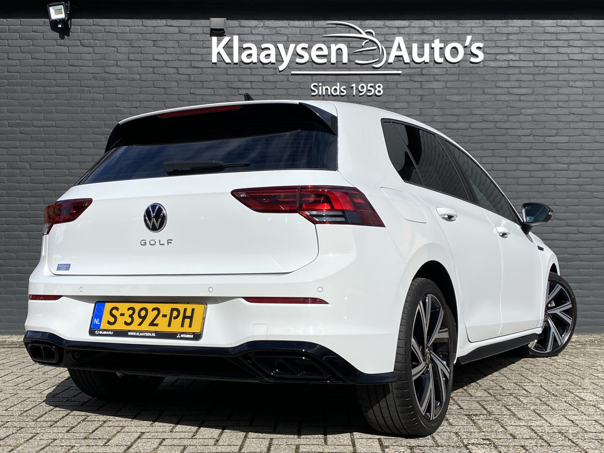 Volkswagen Golf 1.5 eTSI R-Line 150 pk Business+ | 1e eigenaar | navigatie | IQ light | camera | sfeerverlichting | stoel-stuurverw.