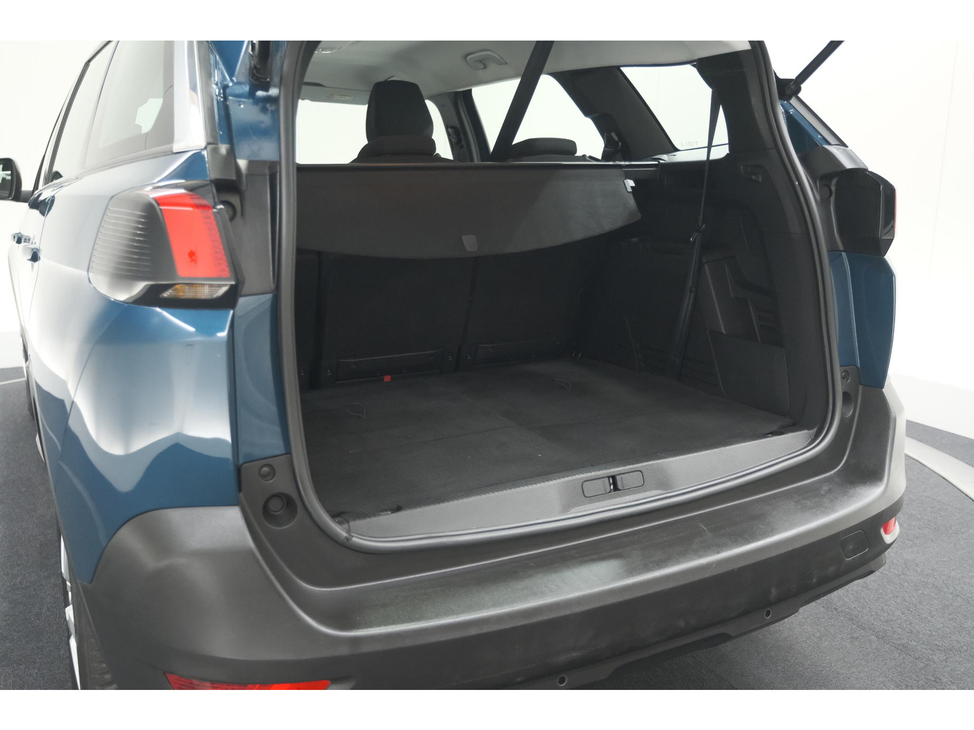Peugeot 5008 PureTech 130 EAT8 Active Pack | 7 Zitplaatsen | Apple Carplay | Parkeersensoren | Navigatie