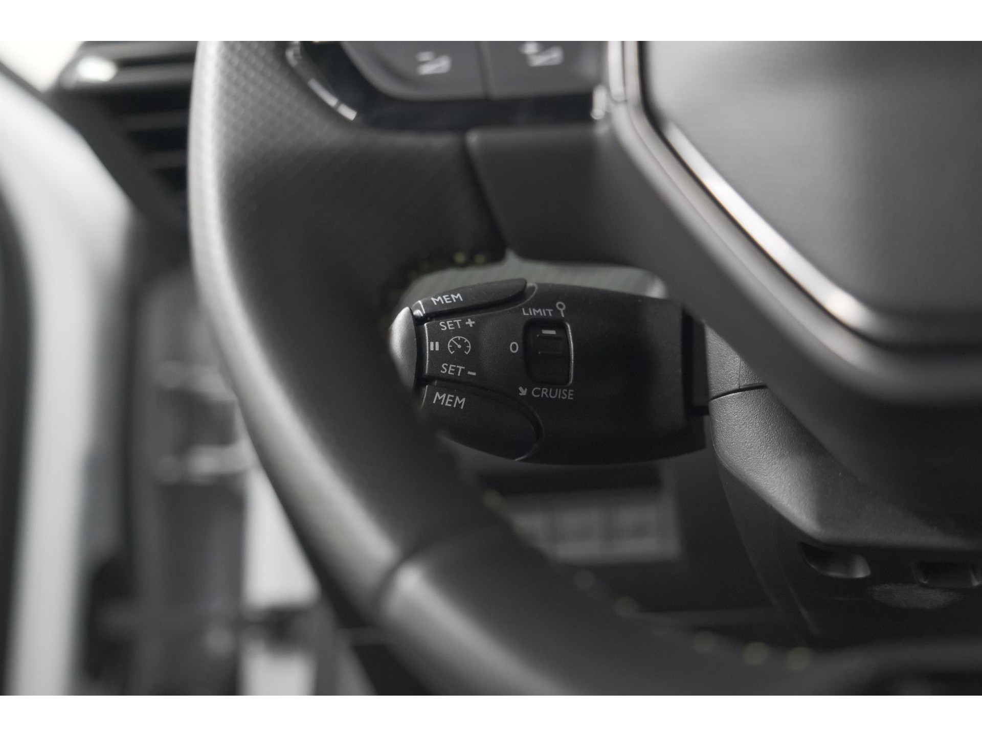 Peugeot 2008 PureTech 130 EAT8 GT | Camera | Apple Carplay | Parkeersensoren | 17 Inch Lichtmetalen Velgen