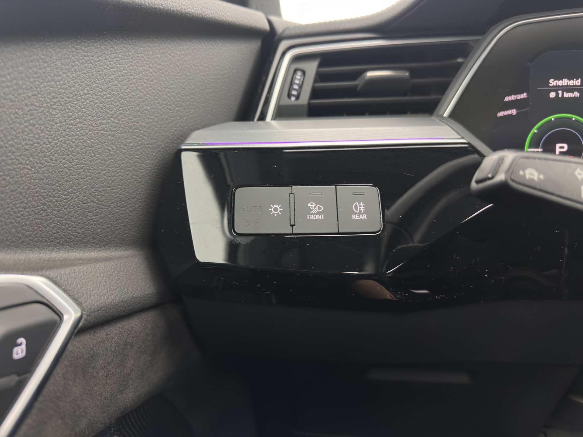 Audi e-tron 55 quattro advanced 95 kWh [ 3-Fase ] (INCL-BTW) *PANO | LUXURY-LEATHER | ADAPTIVE-CRUISE | FULL-LED | DIGI-COCKPIT | KEYLESS | MEMORY-PACK | AIR-SUSPENSION | CAMERA | AMBIENT-LIGHT |  NAVI-FULLMAP | SHIFT-PADDLES | DAB+ | COMFOR