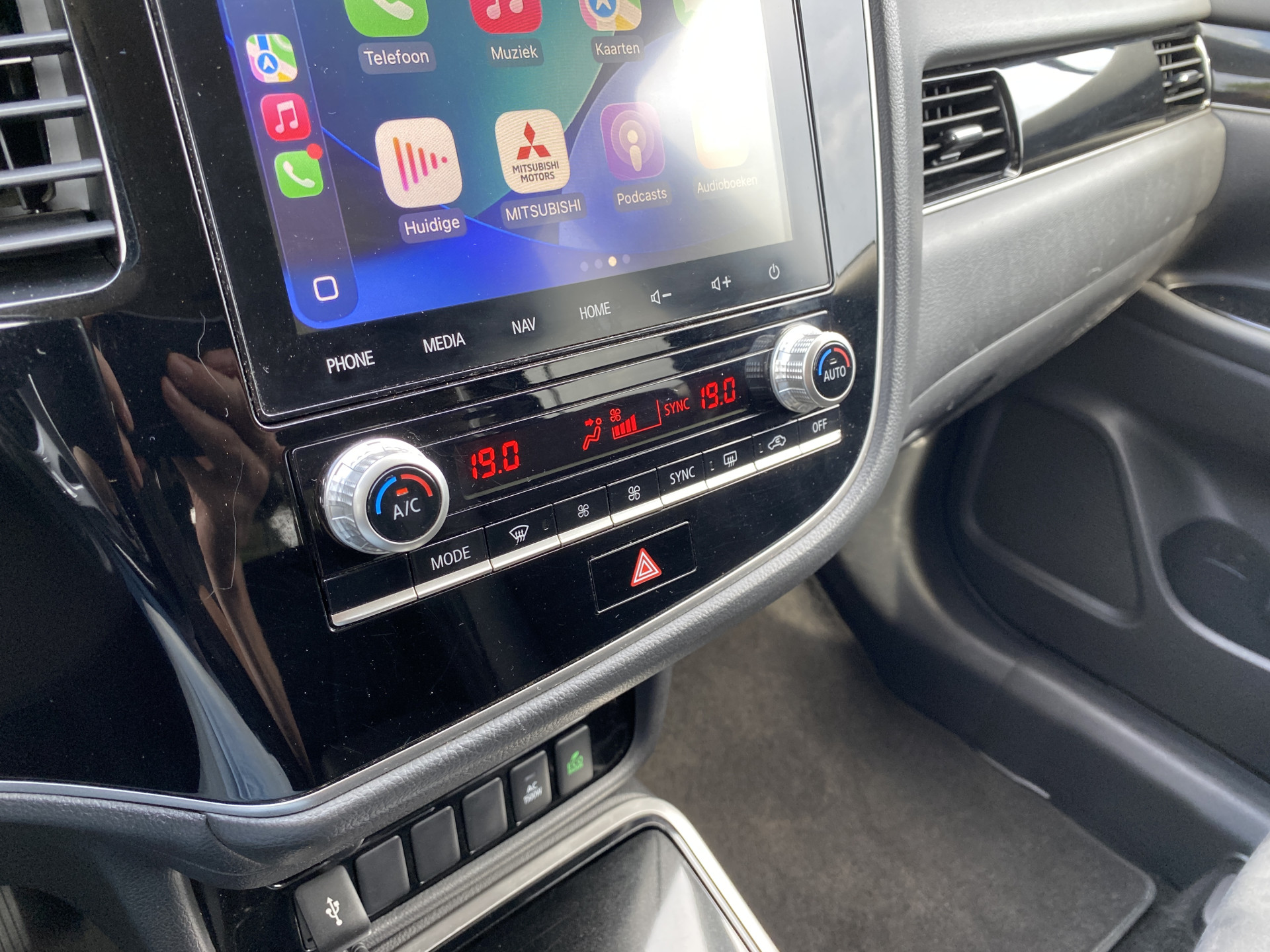 Mitsubishi Outlander 2.4 PHEV Intense+ 4WD 225 pk AUT. | 1e eigenaar | navigatie | trekhaak | elektr. v. stoel | carplay | alcantara