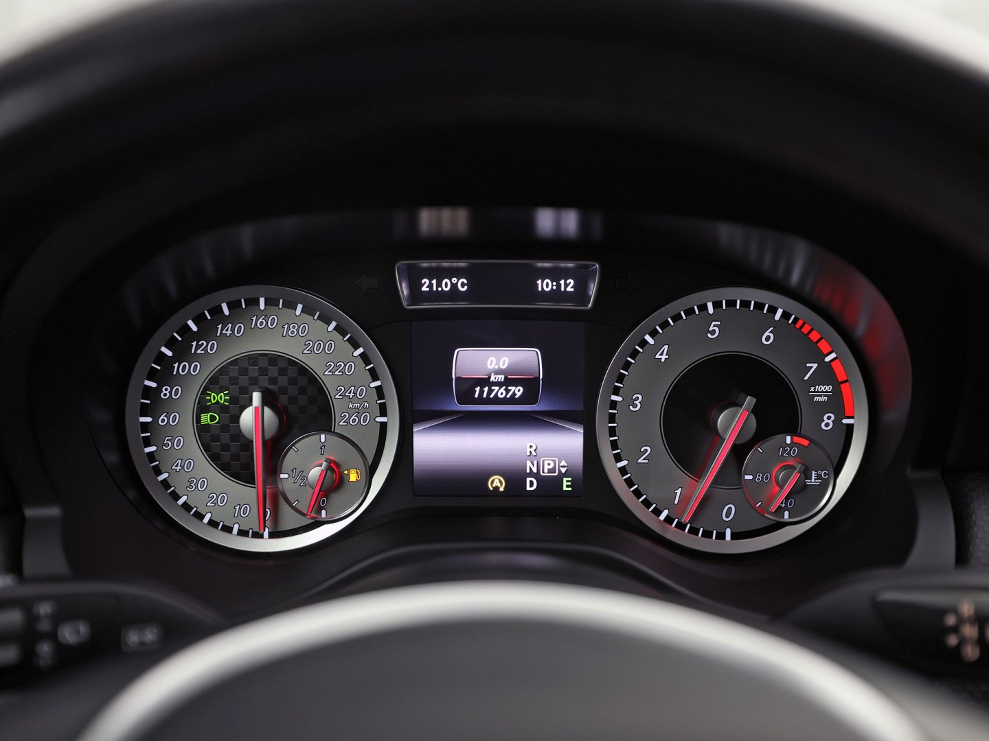 Mercedes-Benz A-Klasse 180 AMG Sport Automaat (NAVIGATIE, LEDER, STOELVERWARMING, SPORTSTOELEN, ZWART HEMEL, PARKEERSENSOREN, TREKHAAK, CRUISE, NIEUWSTAAT)