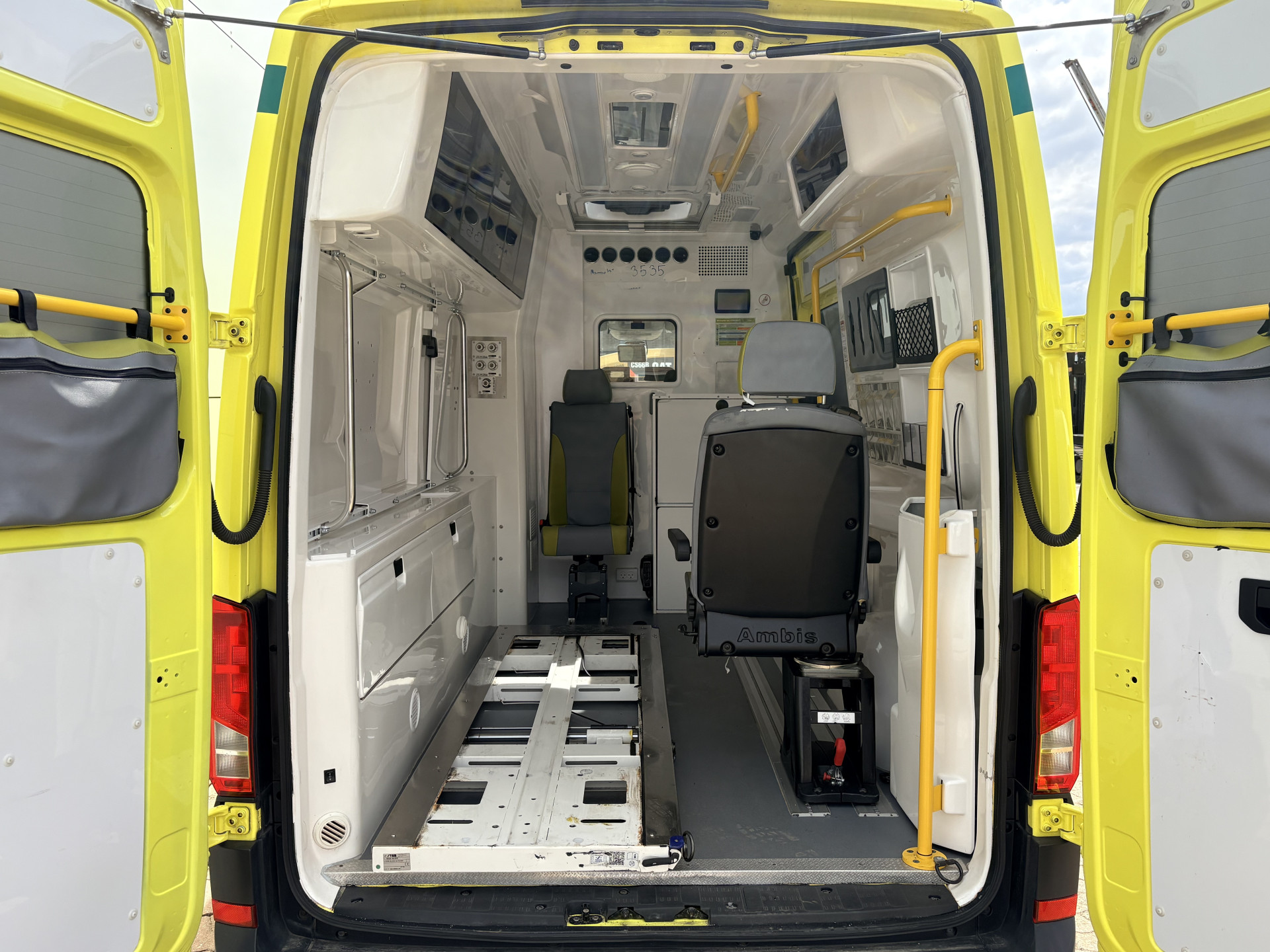 Volkswagen Crafter 2.0 TDI 177PK Ambulance L3H3 Automaat ACC Climate Control Stroompunten Laadruimte Parkeersensoren