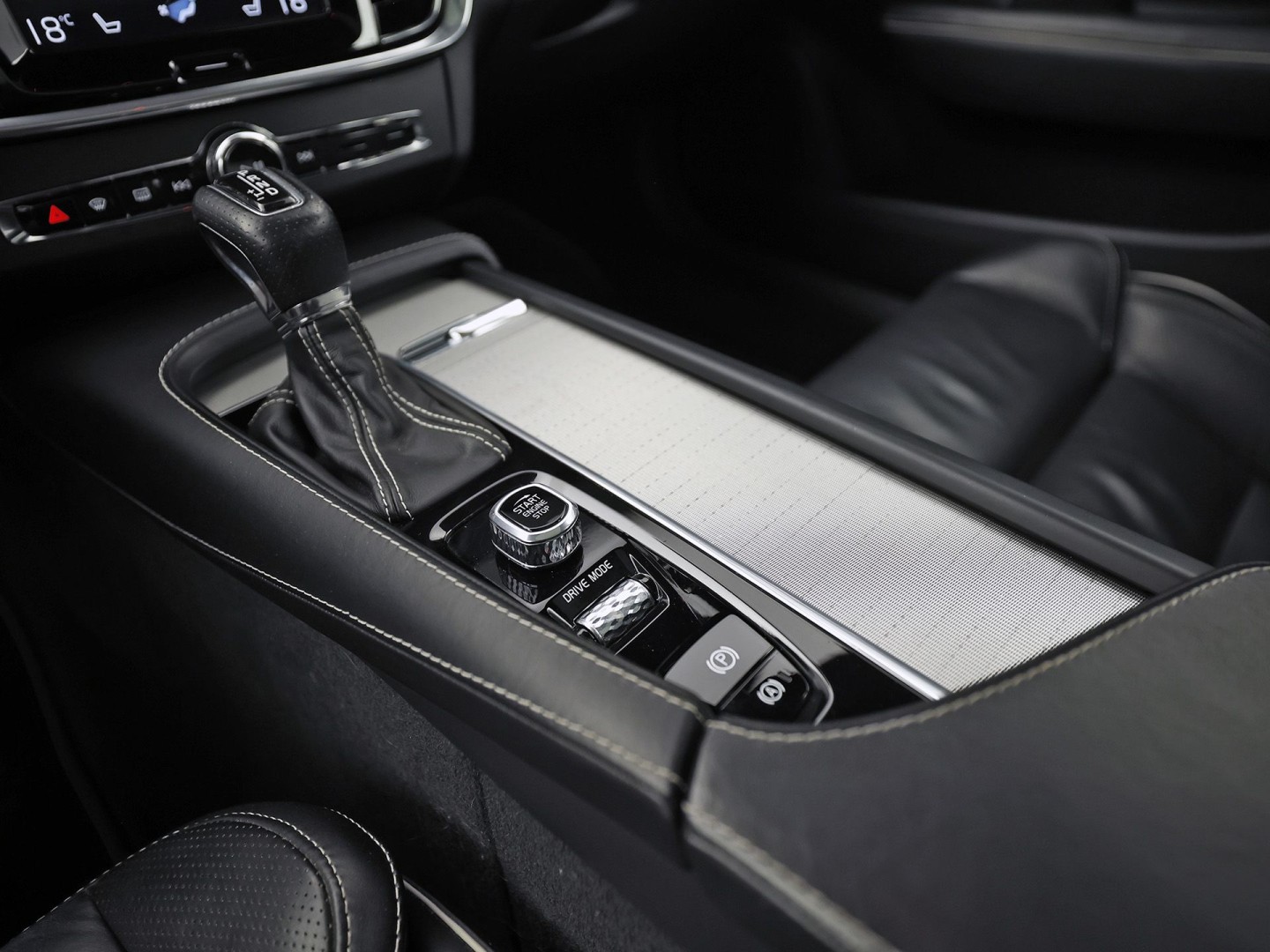 Volvo V90 2.0 T4 R-Design Automaat 190Pk (PANORAMADAK, HARMAN/KARDON, MEMORY SEATS, APPLE CARPLAY, GETINT GLAS, CAMERA, STOELVERWARMING, LEDER, NIEUWE APK, NIEUWSTAAT)