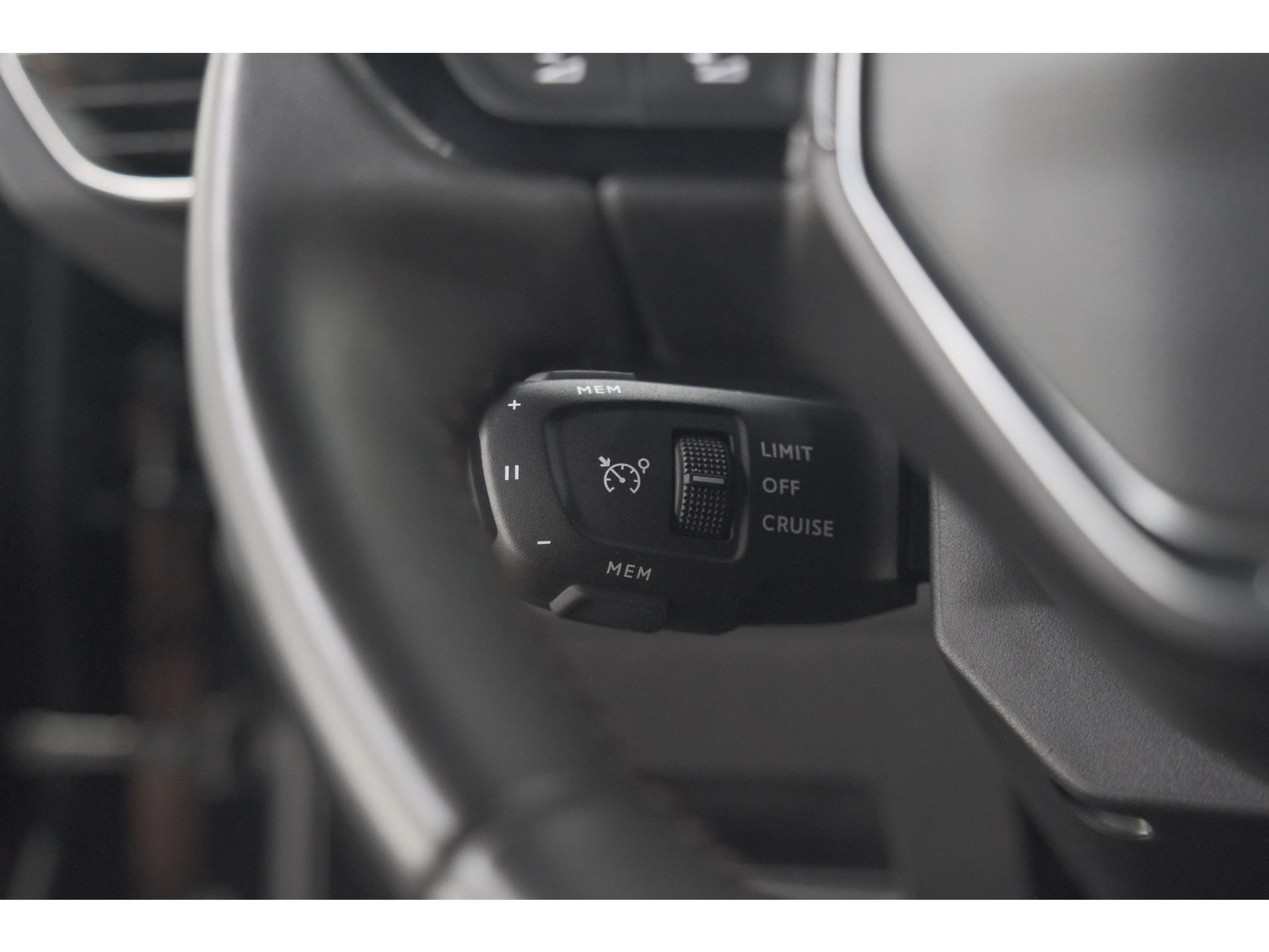 Peugeot 5008 PureTech 130 EAT8 Active Pack Business | 7 Zitplaatsen | Camera | Navigatie | Apple Carplay | Parkeersensoren