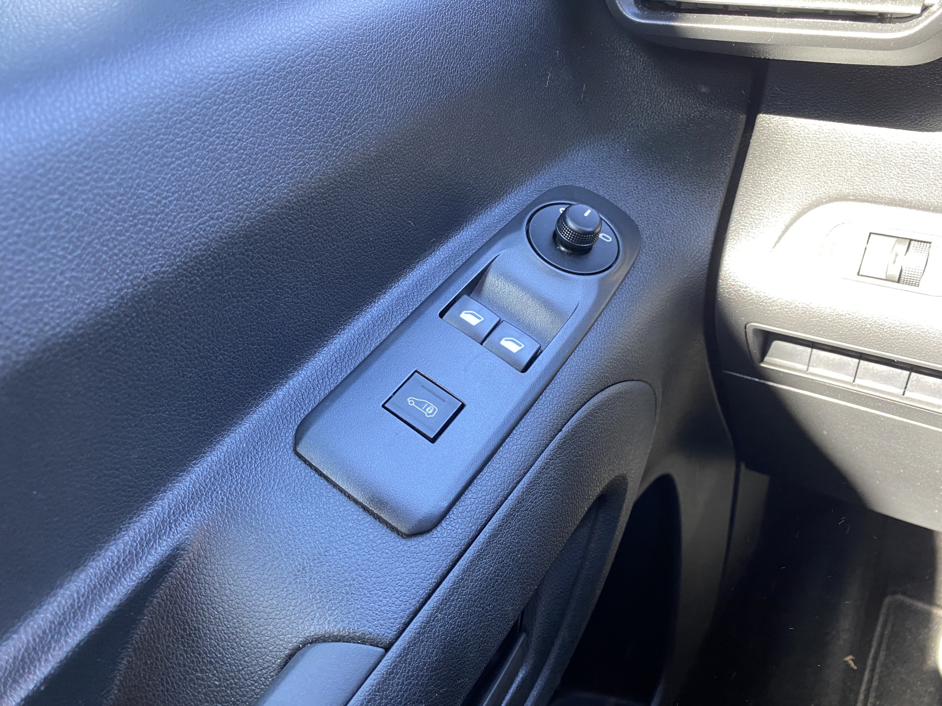 Citroën Berlingo 1.5 BlueHDi 100 S&S L1 | apple carplay | trekhaak | schuifdeur | airco | houten laadvloer | 3 persoons | excl. BTW
