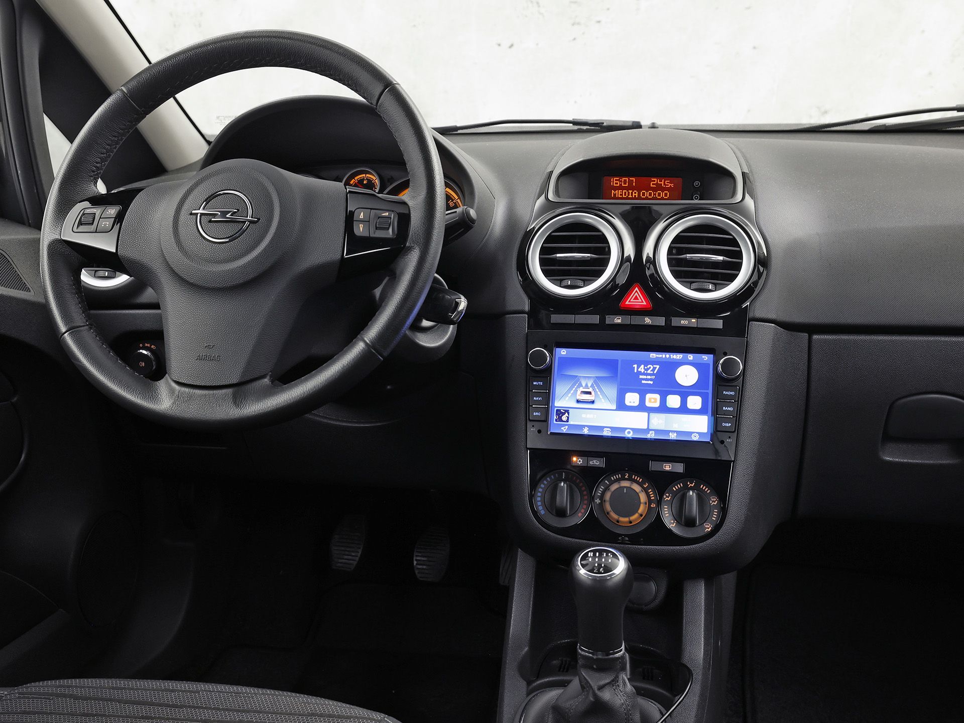 Opel Corsa 1.2-16V Sport (5 DEURS, NAVIGATIE, LM VELGEN, SPORTSTOELEN, ELEK RAMEN, TREKHAAK, NIEUWSTAAT)