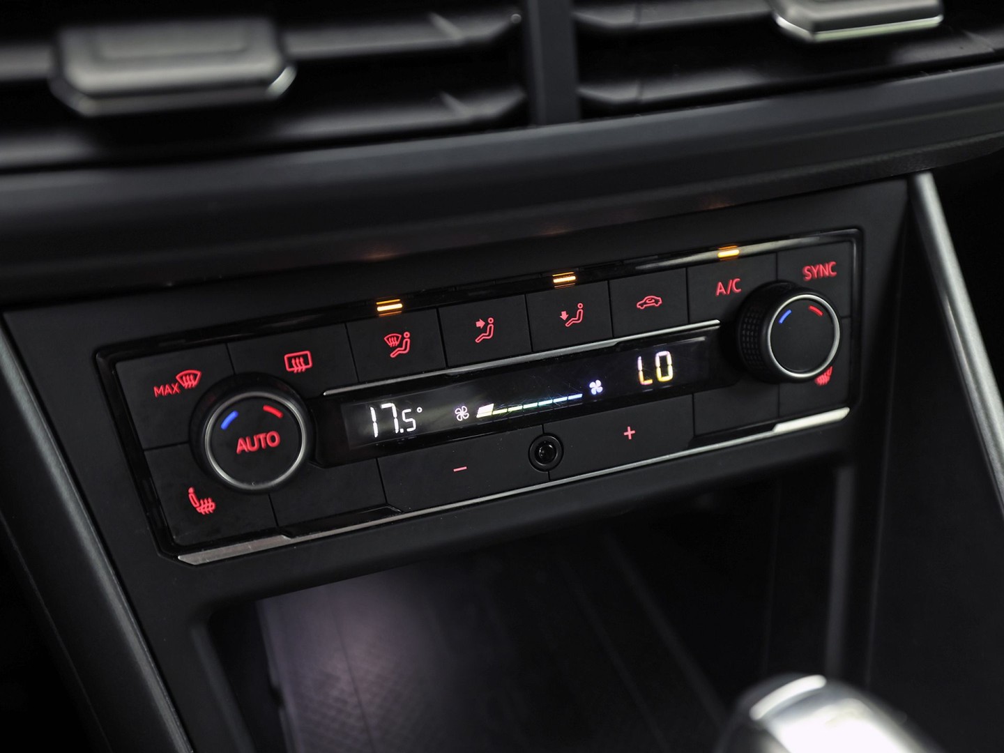 Volkswagen Polo 1.0 TSI Sportline Automaat (VIRTUAL COCKPIT, APPLE CARPLAY, GROOT NAVI, CLIMATE, CAMERA, STOELVERWARMING, SPORTSTOELEN, GETINT GLAS, KEYLESS START, ADAPTIVE CRUISE, NIEUWSTAAT)