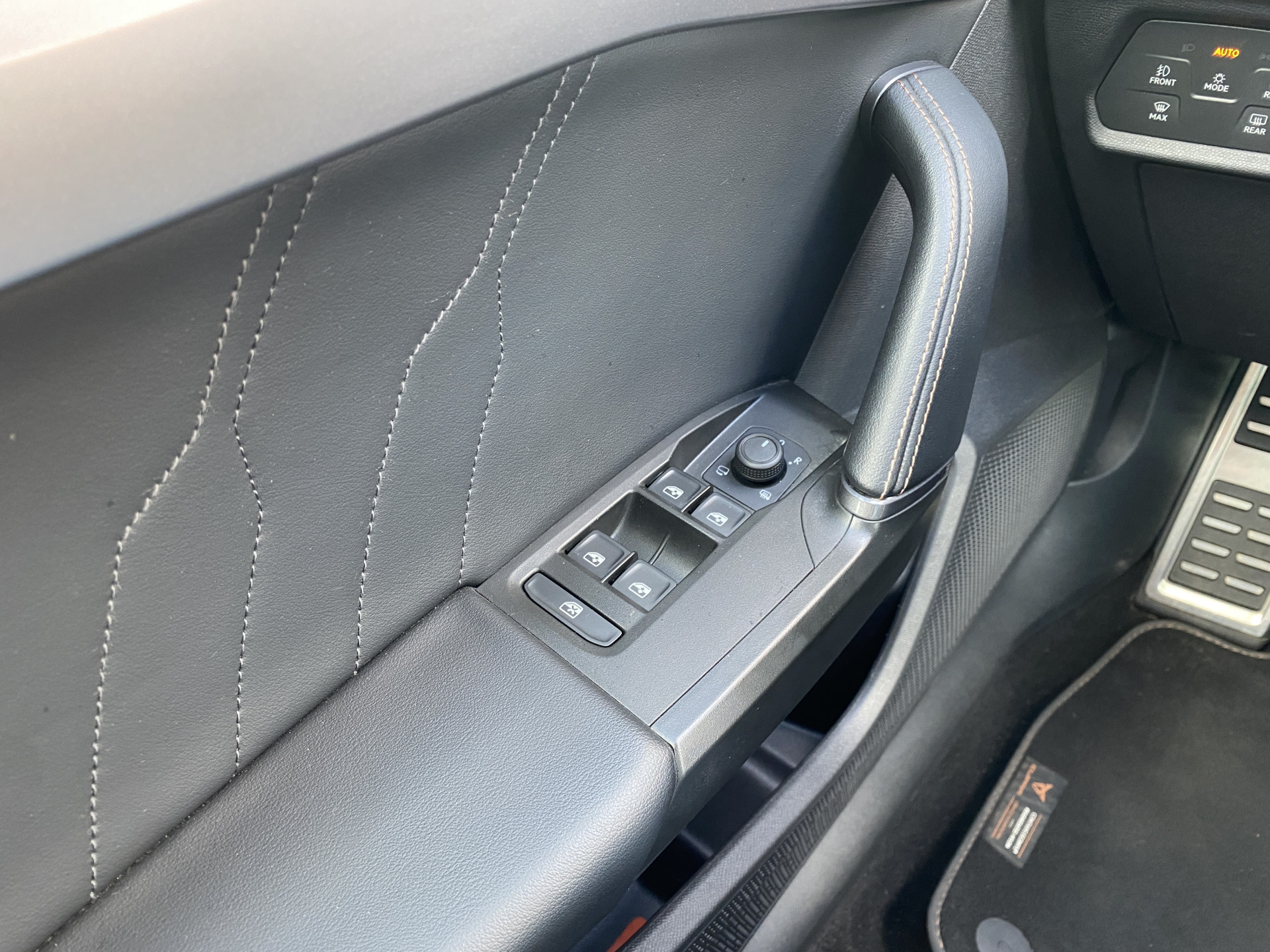 CUPRA Leon Sportstourer 1.4 e-Hybrid VZ Performance 245 pk | 1e eigenaar | dealer onderh. | panoramadak | elektr. a. klep | kuipstoelen