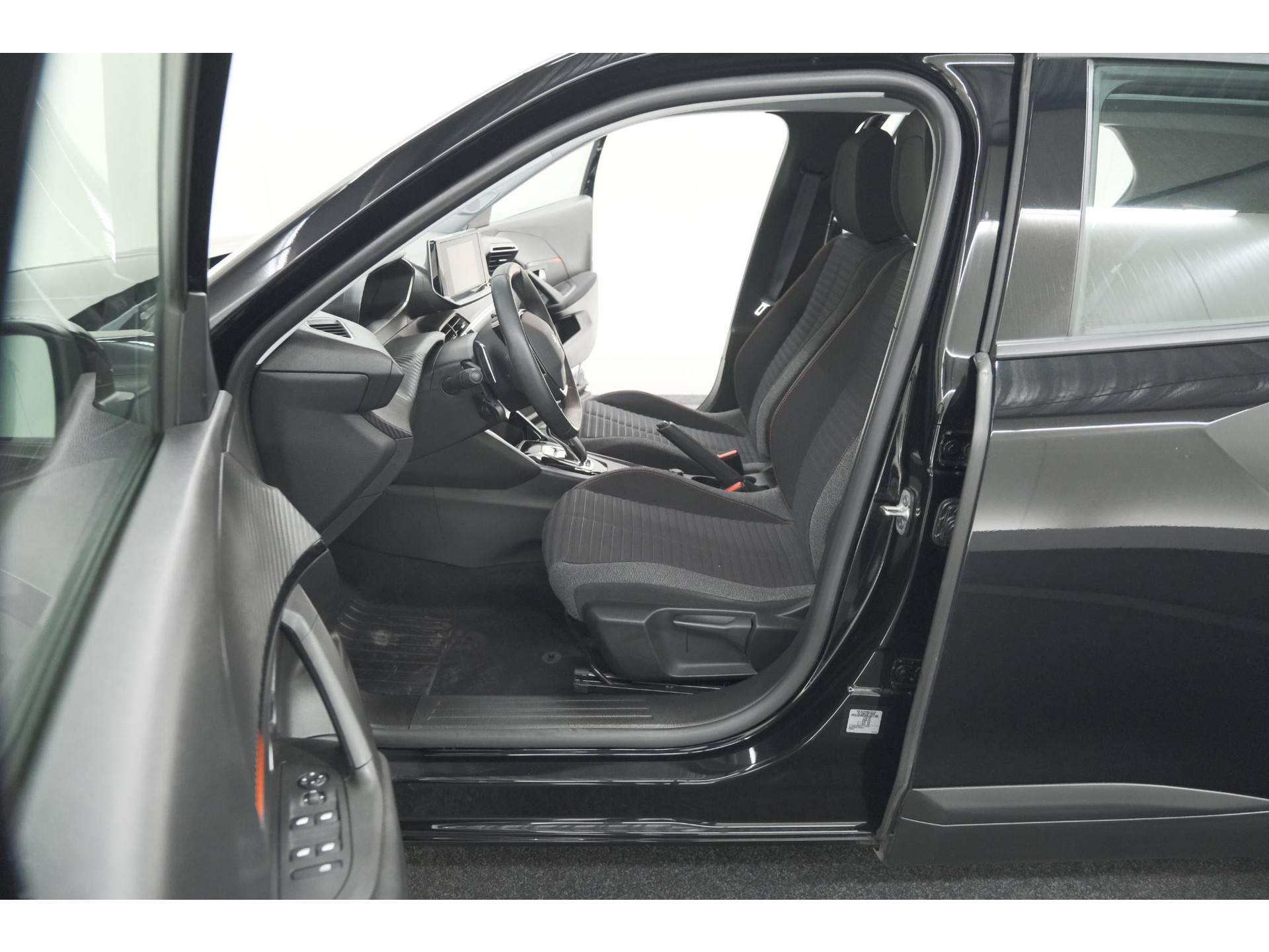 Peugeot 2008 PureTech 130 EAT8 Active | Parkeersensoren | Navigatie | Apple Carplay