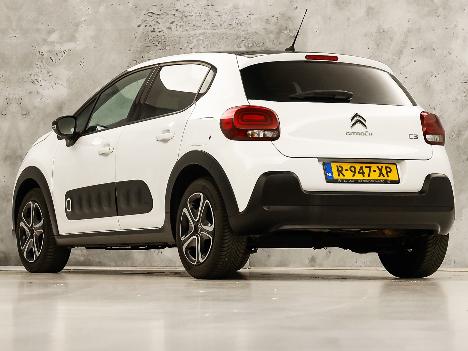 Citroën C3 1.2 PureTech S&S Shine Sport 110Pk (APPLE CARPLAY, GROOT NAVI, STOELVERWARMING, SPORTSTOELEN, CRUISE, LANE ASSIST, NIEUWSTAAT)