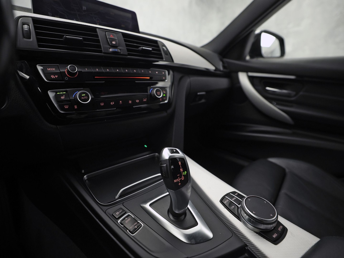 BMW 3 Serie 318i M Sport High Executive Automaat (VIRTUAL COCKPIT, M PAKKET, GROOT NAVI, STOELVERWARMING, SPORT AUTOMAAT, SPORTSTOELEN, TREKHAAK, GETINT GLAS, PARKEERSENSOREN, NIEUWSTAAT)
