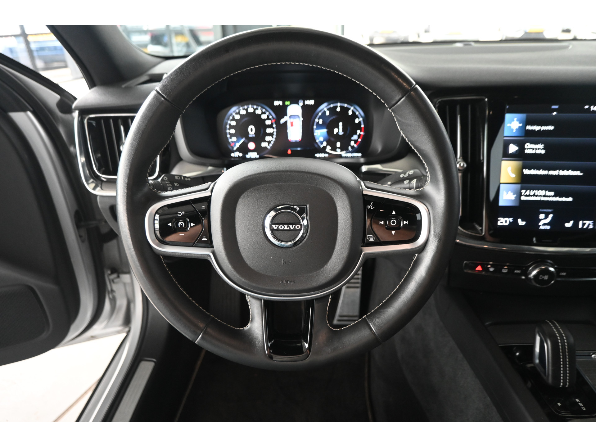 Volvo V60 2.0 B4 R-Design Navigatie Carplay Stoel/Stoelverwarming Virtual Goed Onderhouden! Inruil Mogelijk!