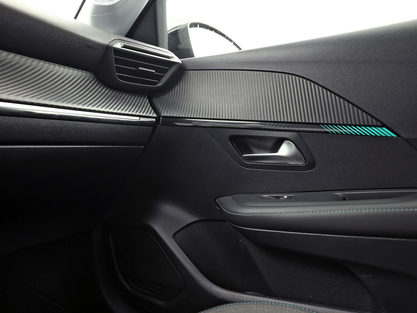 Peugeot 208 1.2 PureTech Allure Pack Automaat (VIRTUAL COCKPIT, BLACK PACK, APPLE CARPLAY, GROOT NAVI, 360 CAMERA, SPORTSTOELEN, GETINT GLAS, LM VELGEN, NIEUWSTAAT)