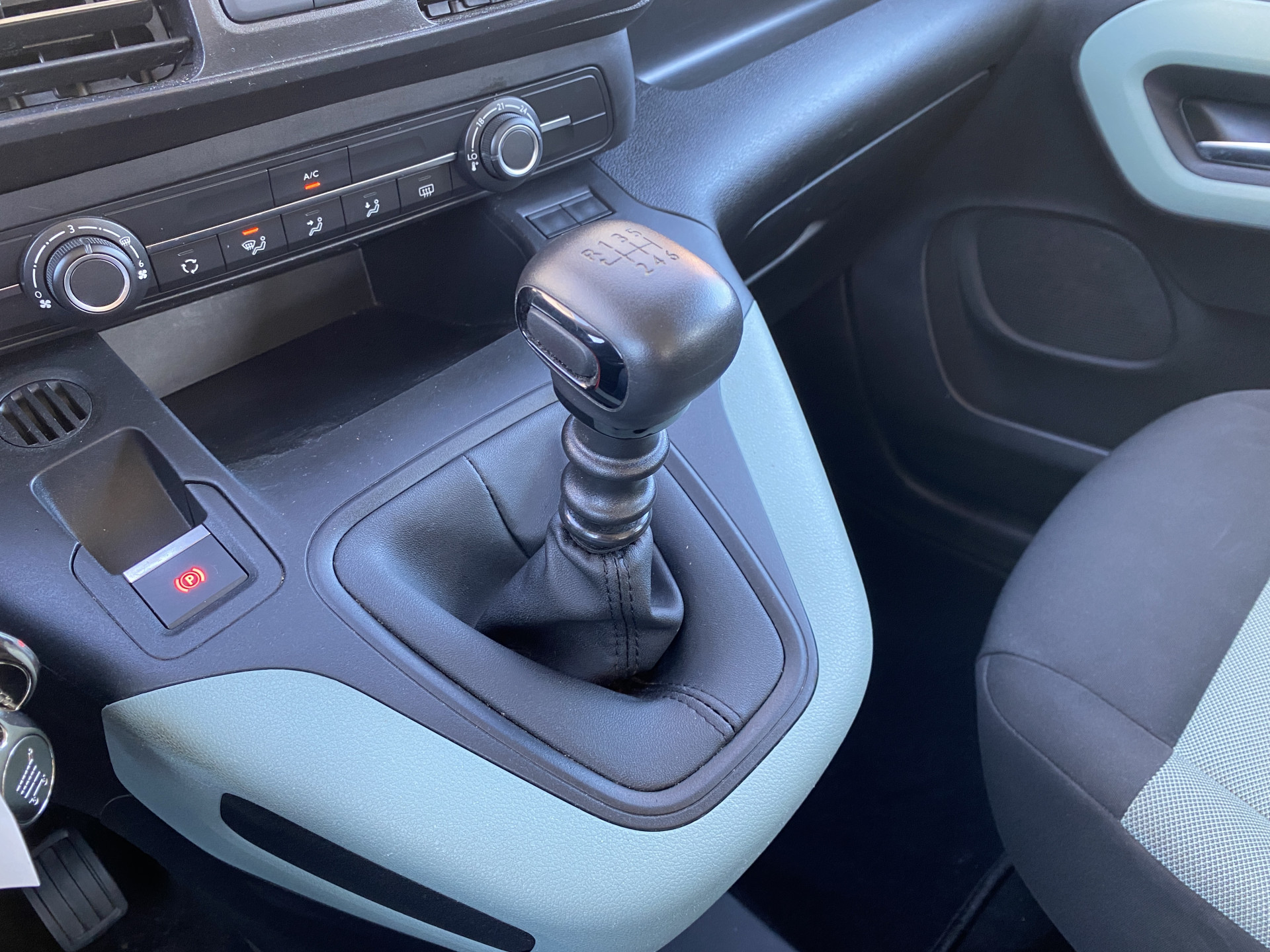Citroën Berlingo 1.2 PureTech Feel | dealer onderh. | navigatie | cruise control | airco | parkeersensoren | all season banden