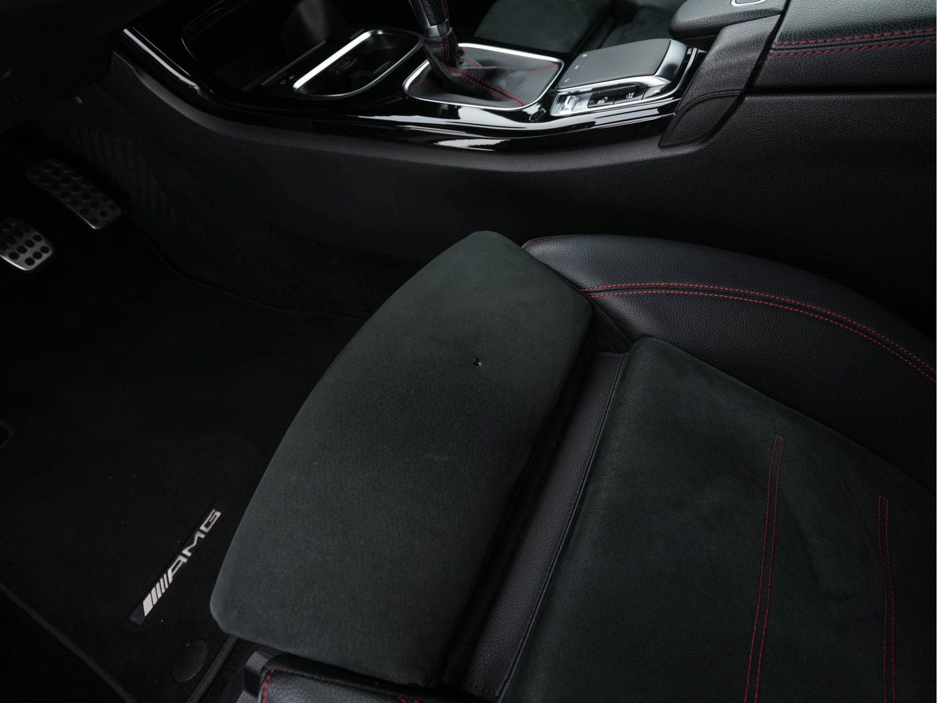 Mercedes-Benz A-klasse 180 AMG-Sport-Pack Business Solution *PANO | WIDESCREEN-DIGI-COCKPIT | FULL-LED | LEATHER-MICROFIBRE | CAMERA | ECC | PDC | CRUISE | HEATED-SPORTSEATS | PRIVACY-GLASS | 18"ALU*