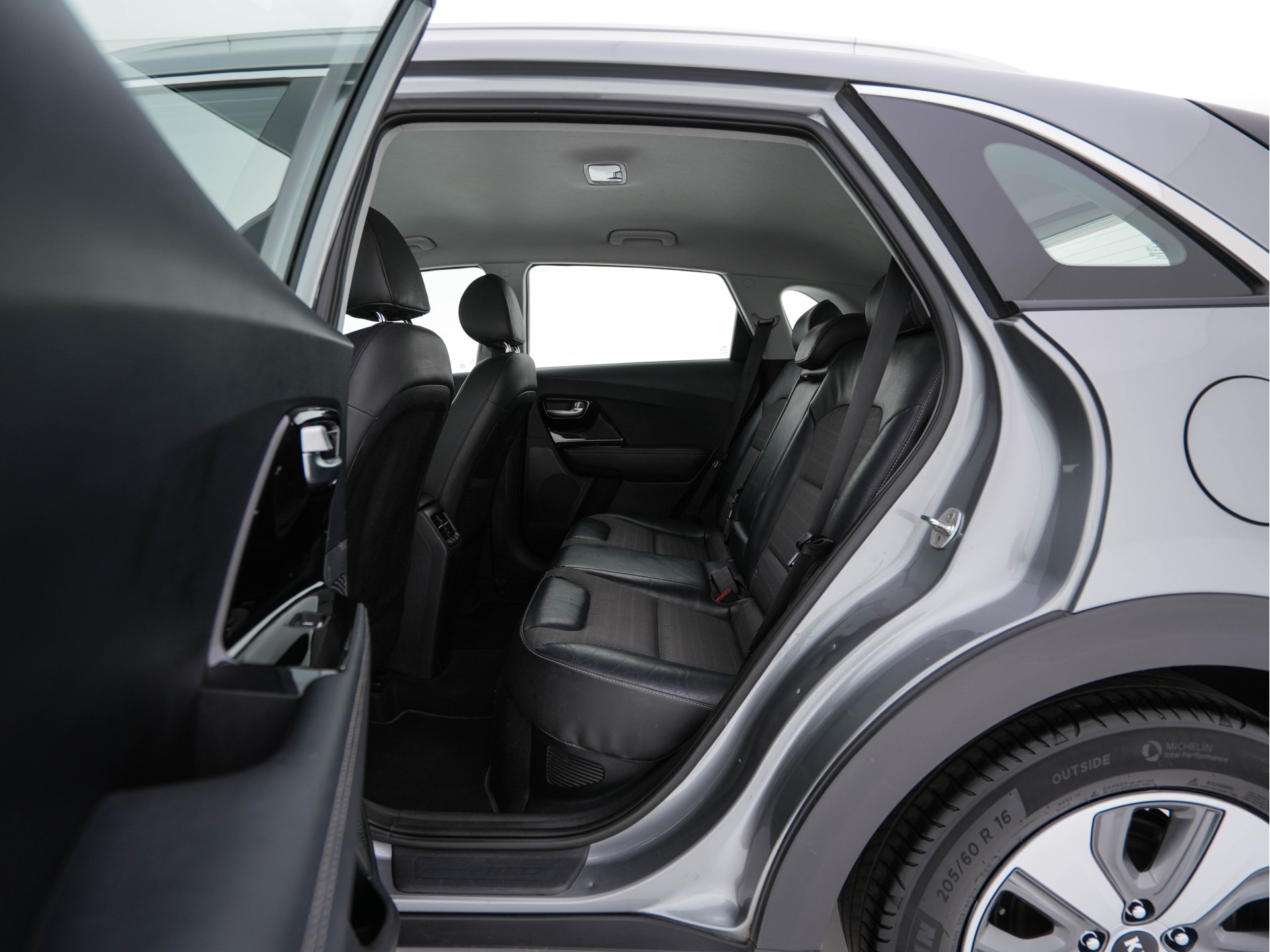 Kia Niro 1.6 GDi Hybrid ExecutiveLine Eco-Hybrid (INCL-BTW) Aut. *LEATHER-FABRIC | NAVI-FULLMAP | KEYLESS | CAMERA | COMFORTSEATS | DIGI-COCKPIT | LANE-ASSIST | ECC | CARPLAY | PDC | TOWBAR | 16''ALU*