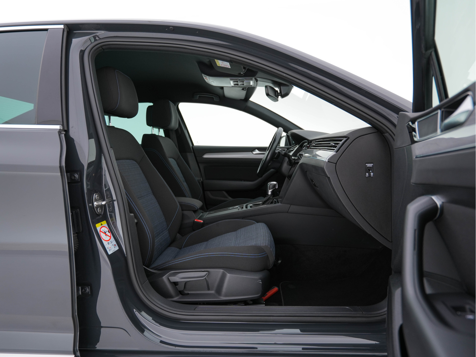 Volkswagen Passat 1.4 TSI GTE Business (Plug-In) (INCL-BTW) Aut. *FULL-LED | DIGI-COCKPIT | ADAPTIVE-CRUISE | NAVI-FULLMAP | KEYLESS | DAB+ | COMFORT-SEATS | SHIFTPADDLES | PRIVACY-GLASS | PDC | CAMERA | CARPLAY | 17''ALU*