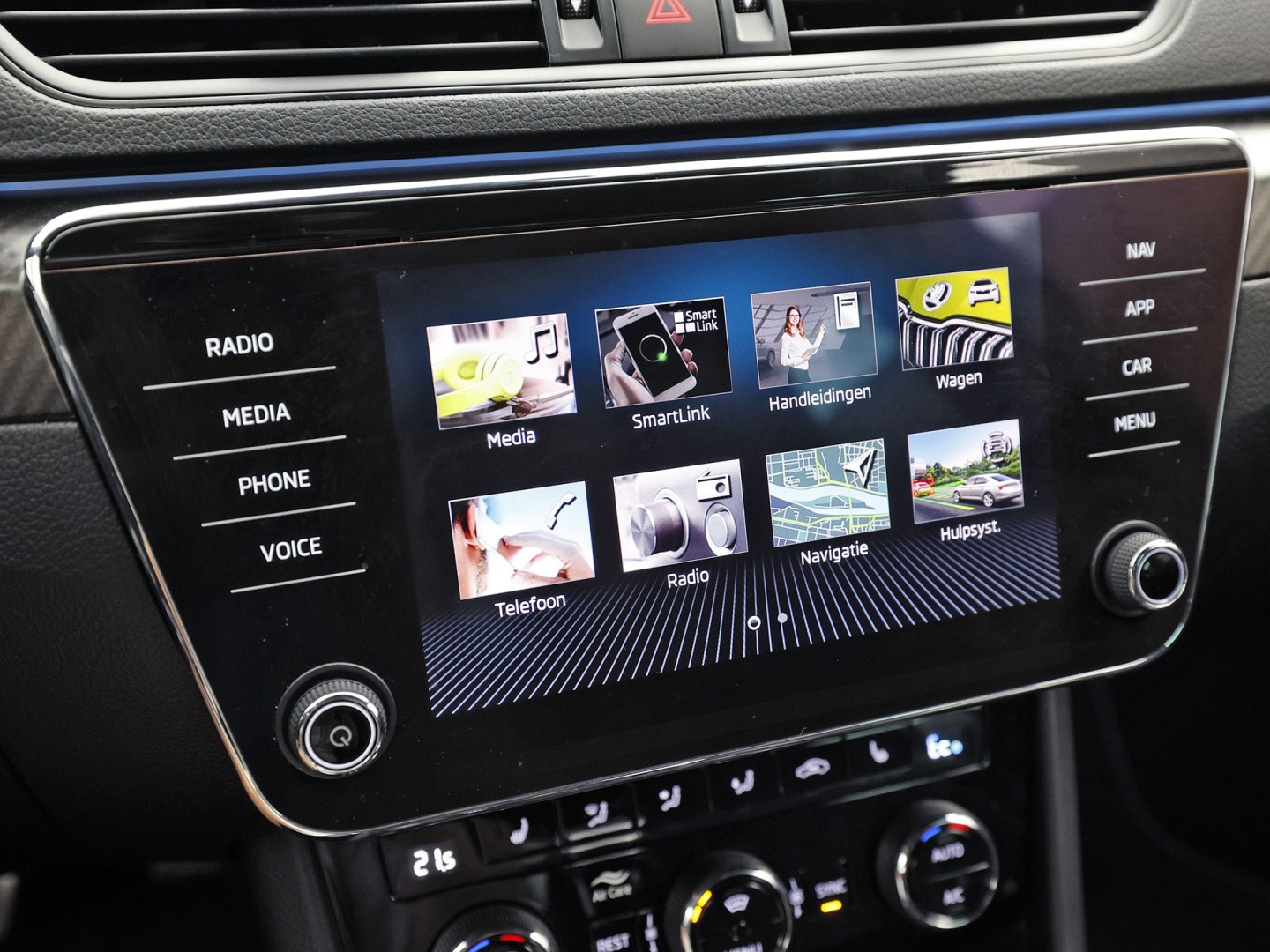 ŠKODA Superb Combi 1.4 TSI iV Sportline 218Pk Automaat (VIRTUAL COCKPIT, SOH 90,5%, APPLE CARPLAY, MEMORY SEATS, STOELVERWARMING ACHTER, GETINT GLAS, ADAPTIVE CRUISE, SFEERVERLICHTING, NIEUWE APK, NIEUWSTAAT)