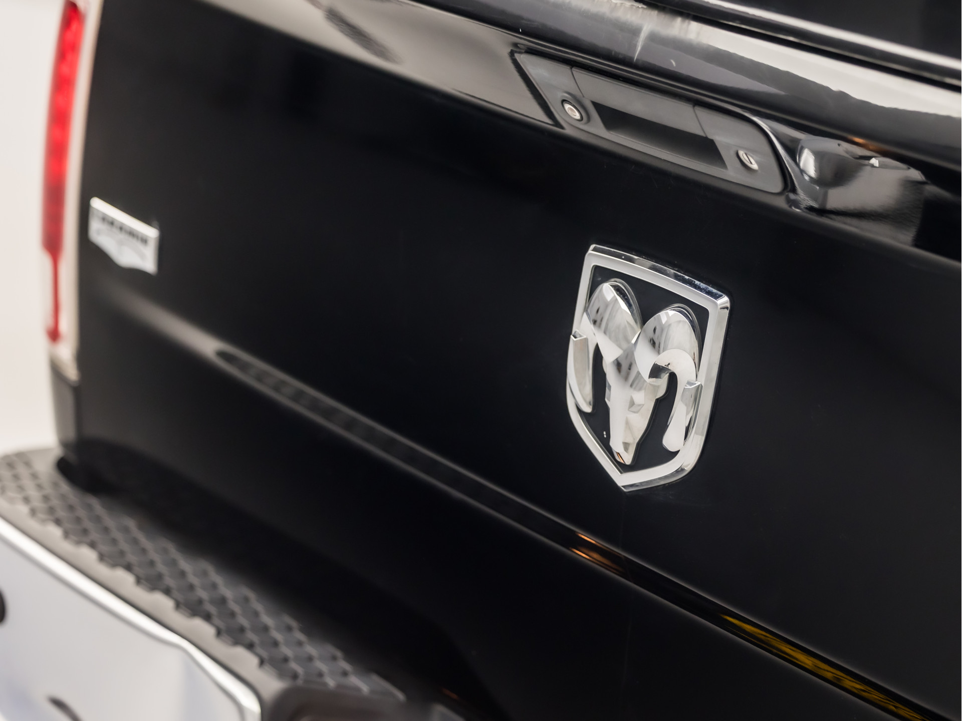 Dodge Ram 5.7 V8 4x4 Quad Cab 6'4 402Pk Automaat (MARGE, SCHUIFDAK, LUCHTVERING, STOELKOELING/VERWARMING, NAVIGATIE, CAMERA, LEDER, MEMORY SEATS, TREEPLANKEN, TREKHAAK, KEYLESS, GETINT GLAS, NIEUWE APK, NIEUWSTAAT)