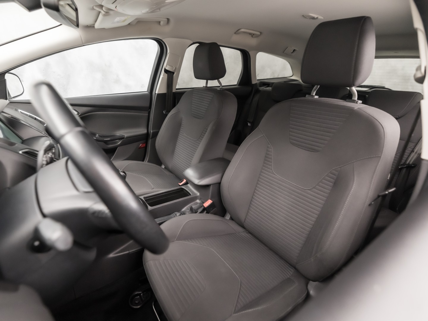 Ford Focus Wagon 1.0 Titanium Sport (APPLE CARPLAY, NAVIGATIE, CLIMATE, GETINT GLAS, SPORTSTOELEN, KEYLESS, PARKEERSENSOREN, NIEUWE APK, NIEUWSTAAT)