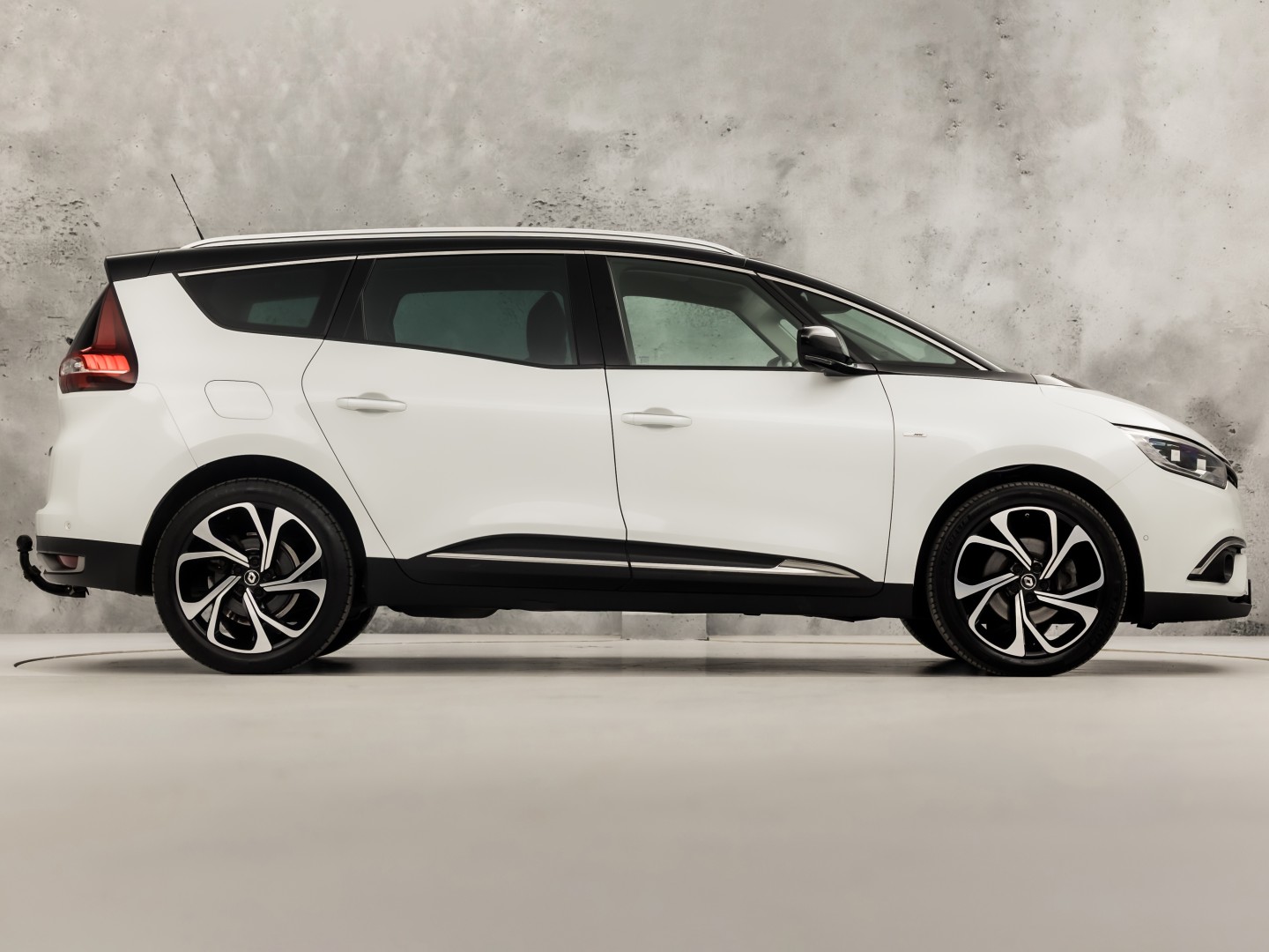 Renault Grand Scénic 1.3 TCe Bose 7 Persoons (PANORAMADAK, APPLE CARPLAY, GROOT NAVI, LEDER, SPORTSTOELEN, GETINT GLAS, BOSE AUDIO, CAMERA, NIEUWE APK, NIEUWSTAAT)