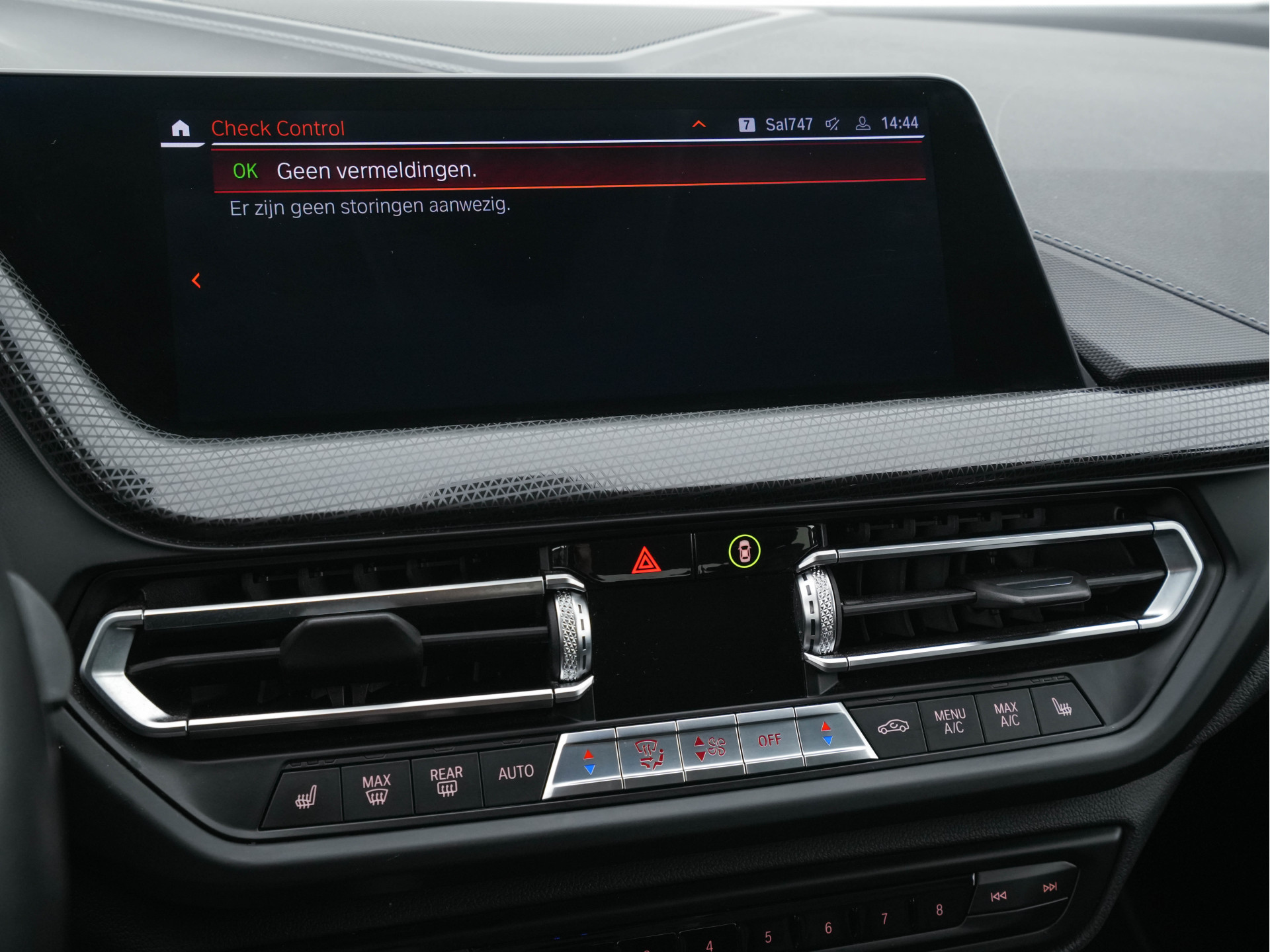 BMW 1-serie 118i High Executive Edition Sport-Line (INCL-BTW) *LEATHER | DIGI-COCKPIT | HARMAN/KARDON-AUDIO | FULL-LED | KEYLESS | NAVI-FULLMAP | DAB | CAMERA | ECC | CARPLAY | PDC | AMBIENT-LIGHT | CRUISE | SPORT-SEATS | 17"ALU*