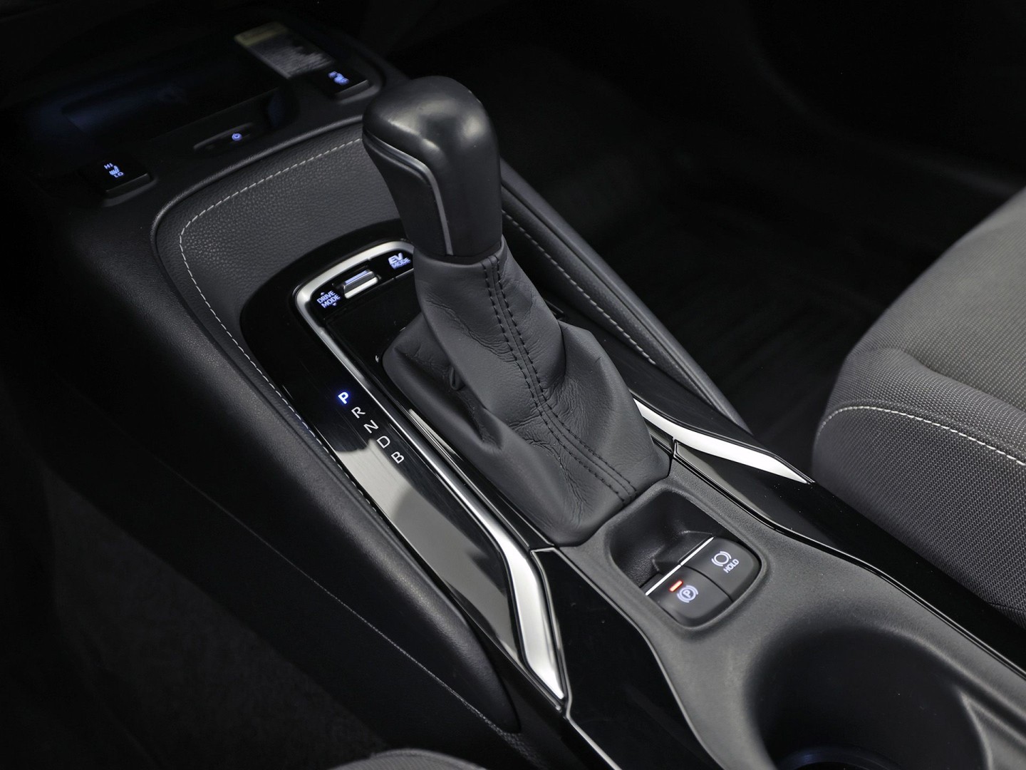 Toyota Corolla 1.8 Hybrid Sport Automaat (VIRTUAL COCKPIT, APPLE CARPLAY, CAMERA, STUUR/STOELVERWARMING, SPORTSTOELEN, ADAPTIVE CRUISE, ZWART HEMEL, NIEUWE APK, NIEUWSTAAT)