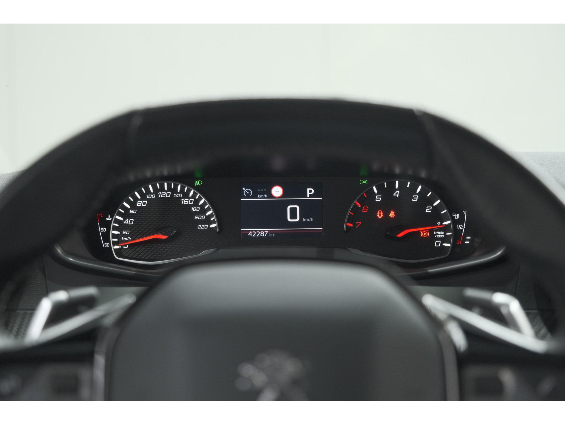 Peugeot 2008 PureTech 130 EAT8 Allure | Trekhaak | Camera | Navigatie | Apple Carplay