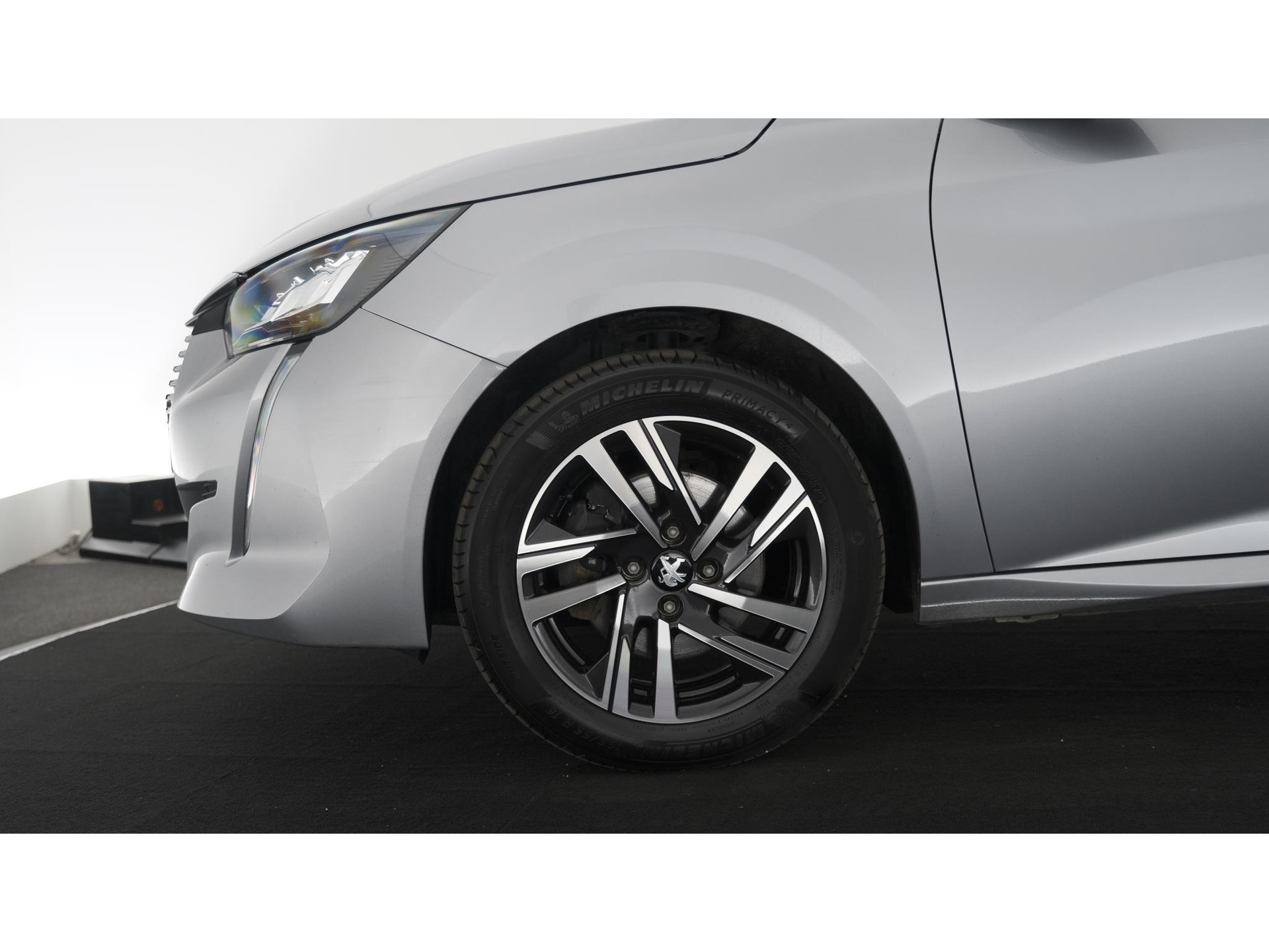 Peugeot 208 PureTech 100 EAT8 Allure | Parkeersensoren | Stoelverwarming | Apple Carplay | Climate Control