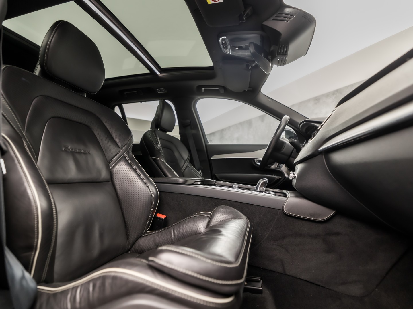 Volvo XC90 2.0 T8 Twin Engine AWD R-Design 7 Persoons 408Pk Automaat (PANORAMADAK, 1e EIGENAAR, LUCHTVERING, APPLE CARPLAY, BOWERS&WILKINS, HEAD-UP DISPLAY, STUUR/STOELVERWARMING, CAMERA, ELEK ACHTERKLEP, NIEUWSTAAT)